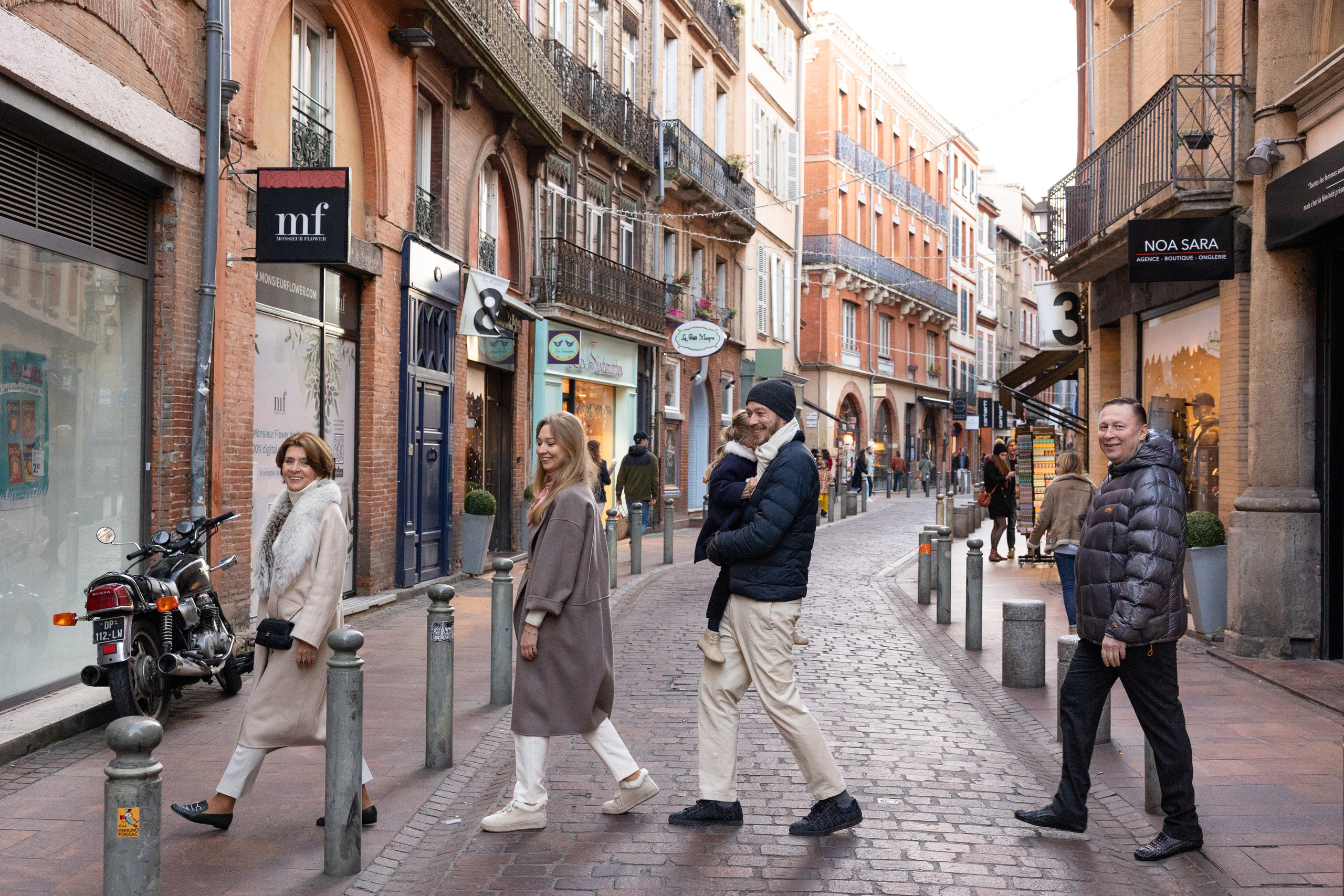 Séance photo de famille à Toulouse pour la famille de Yana. Eugénie Smirnova — photographe à Toulouse et dans le sud-ouest de la France