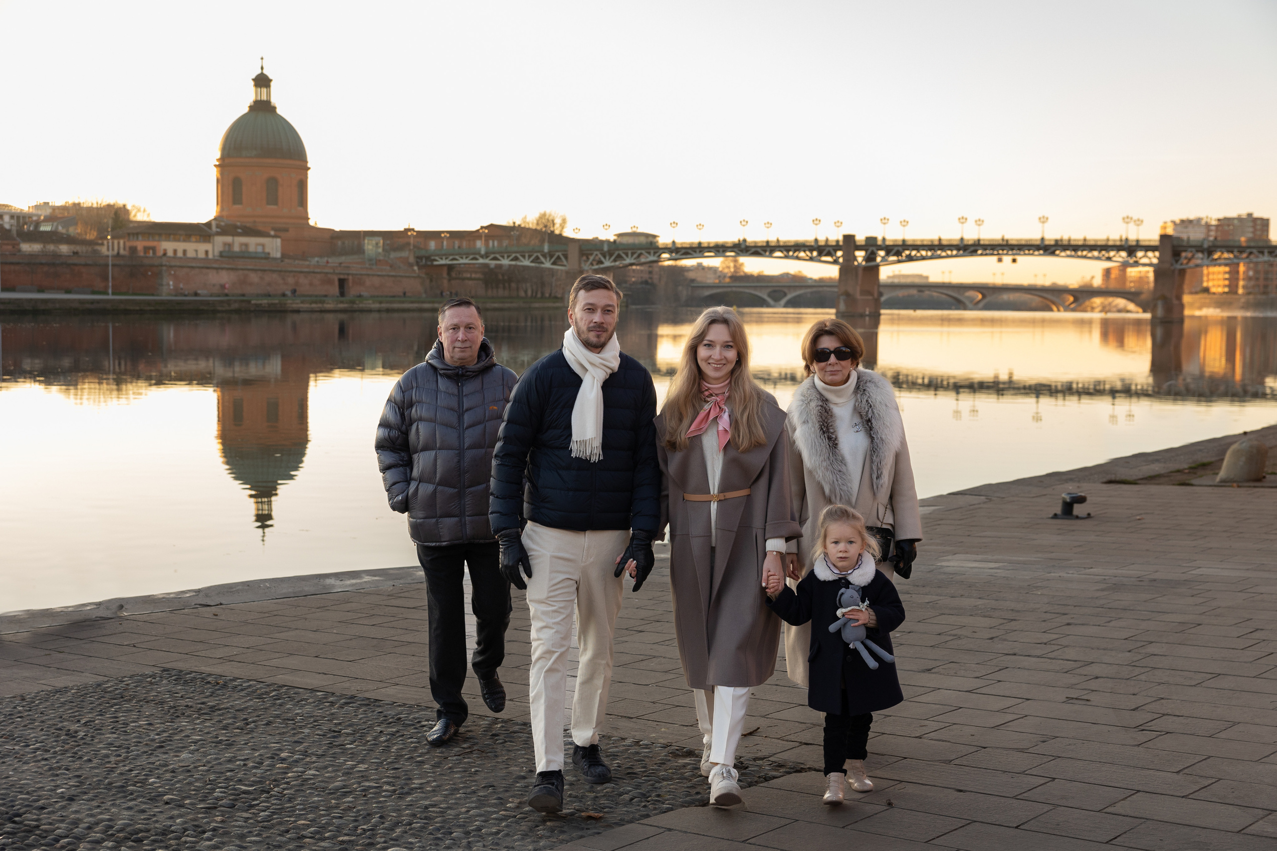 Séance photo de famille à Toulouse pour la famille de Yana. Eugénie Smirnova — photographe à Toulouse et dans le sud-ouest de la France