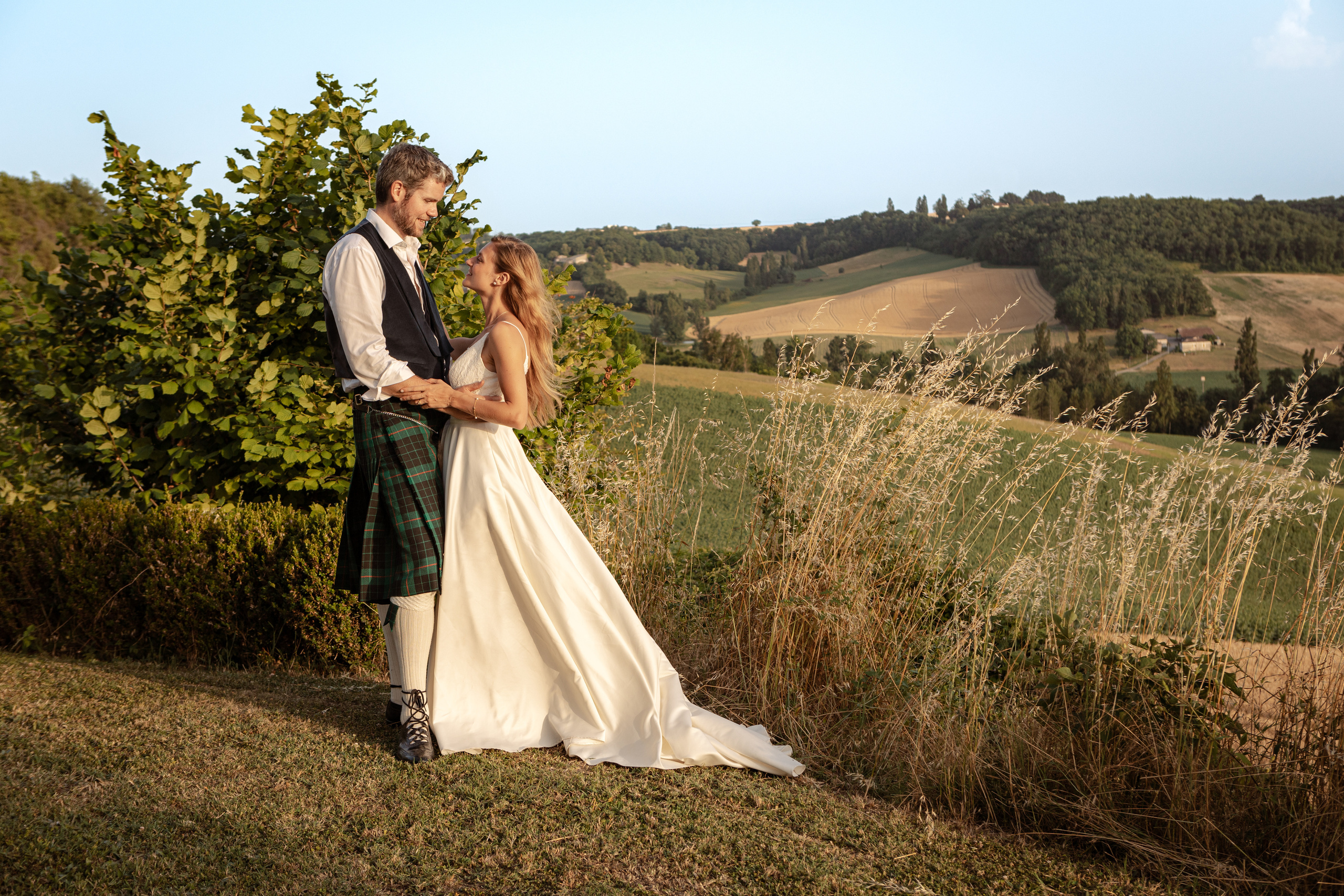 British — scottish wedding in Souquet Hall, Aquitaine, France. Eugénie Smirnova — your photographer in Toulouse and southwest France