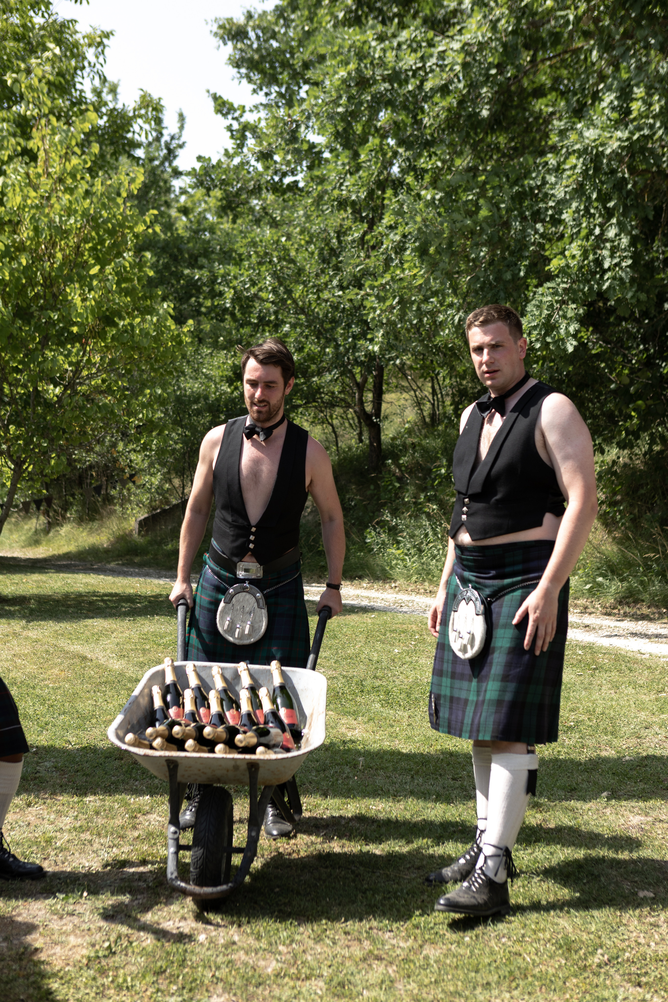 British — scottish wedding in Souquet Hall, Aquitaine, France. Eugénie Smirnova — your photographer in Toulouse and southwest France