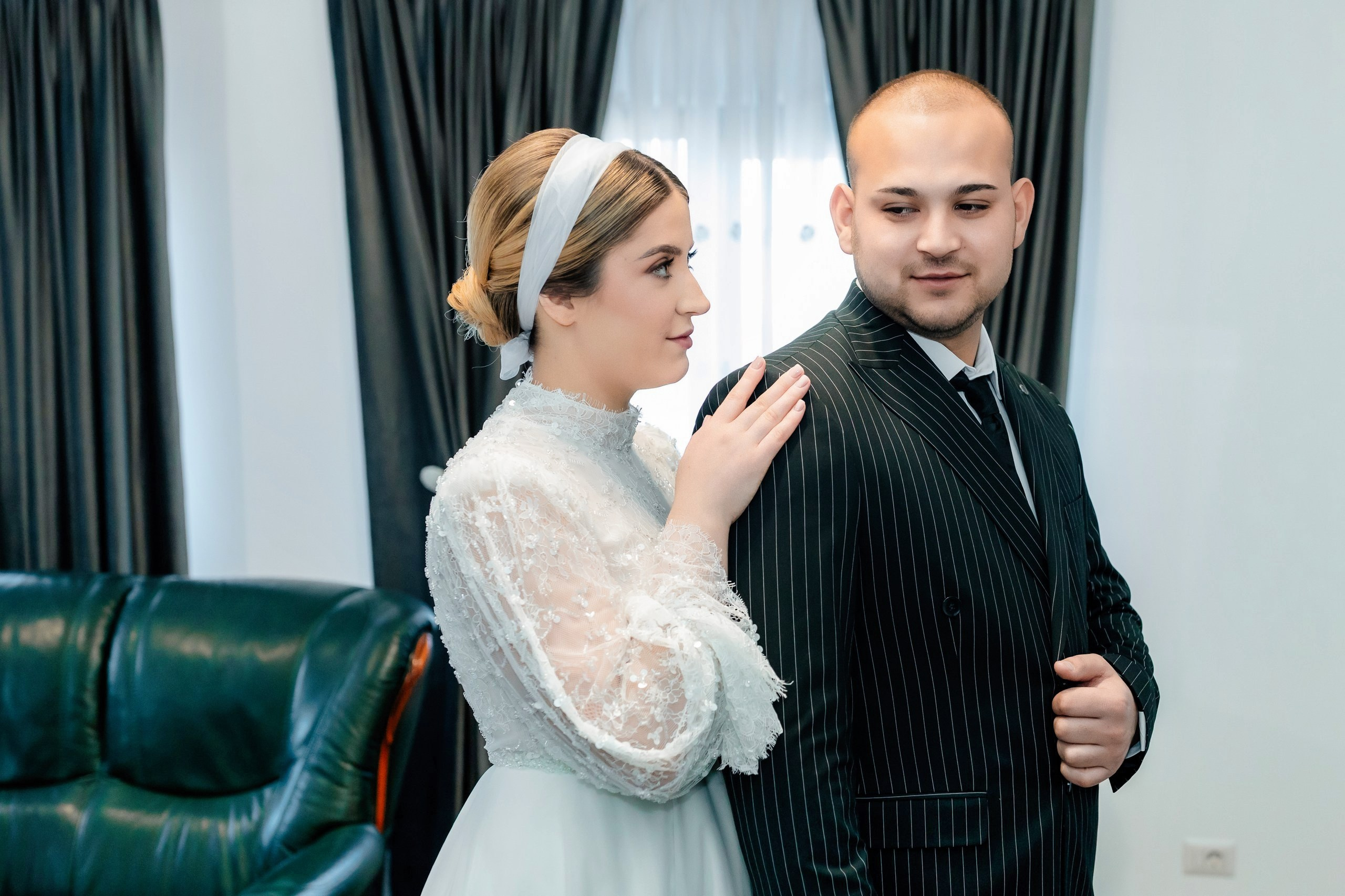 Fotograf nuntă Târgu Neamț – Samuel și Roxana, fotografie autentică realizată de AlinoFotoStudio 2. Fotograf nuntă Iași, Bacău, Suceava și Botoșani – Alin Chirilă surprinzând momente reale de nuntă 3. Fotografie de nuntă cu emoție și credință – AlinoFotoStudio, fotograf povestitor 4. Fotograf profesionist nuntă în Moldova – cadre naturale și pline de emoție 5. Alin Chirilă fotograf nuntă – poveste reală surprinsă prin fotografie 6. Fotograf nuntă cu stil documentar – momente autentice din ziua nunții Pregătiri mireasă acasă – fotografie naturală realizată de Alin Chirilă fotograf nuntă 8. Detalii din ziua nunții – fotograf nuntă Iași și Botoșani, AlinoFotoStudio 9. Emoții din dimineața nunții – fotograf profesionist Moldova 10. Cadre autentice din pregătiri – fotograf nuntă Suceava și Bacău Ceremonie religioasă nuntă – moment emoționant surprins de fotograf Alin Chirilă 12. Nuntă cu valori creștine – fotografie din biserică realizată cu discreție 13. Rugăciune și emoție în ziua nunții – fotograf nuntă Târgu Neamț 14. Legământ în fața lui Dumnezeu – fotografie de nuntă autentică 15. Fotograf nuntă biserică – momente sincere și pline de semnificație Petrecere de nuntă – cadre naturale realizate de AlinoFotoStudio 17. Bucurie și dans la nuntă – fotograf nuntă Iași și împrejurimi 18. Momente autentice de la restaurant – fotograf nuntă Bacău Suceava 19. Atmosferă de nuntă surprinsă discret – Alin Chirilă fotograf -AlinoFotoStudio – fotograf nuntă cu abordare naturală și emoțională 21. Alin Chirilă fotograf – povestitor prin fotografie de nuntă 22. Fotograf nuntă în Moldova – stil documentar și autentic 23. Fotografie de nuntă sinceră și elegantă – AlinoFotoStudio- Fotograf nuntă Iași Bacău Suceava Botoșani – Alin Chirilă AlinoFotoStudio 26. Fotograf nuntă Târgu Neamț și Moldova – fotografie profesională de eveniment 27. Fotograf nuntă cu valori creștine și stil documentar – AlinoFotoStudio - Alin Chirilă – AlinoFotoStudio Fotograf nuntă Iași • Bacău • Suceava • Botoșani - Samuel & Roxana, Târgu Neamț -Momente reale, trăite sincer și păstrate pentru totdeauna.