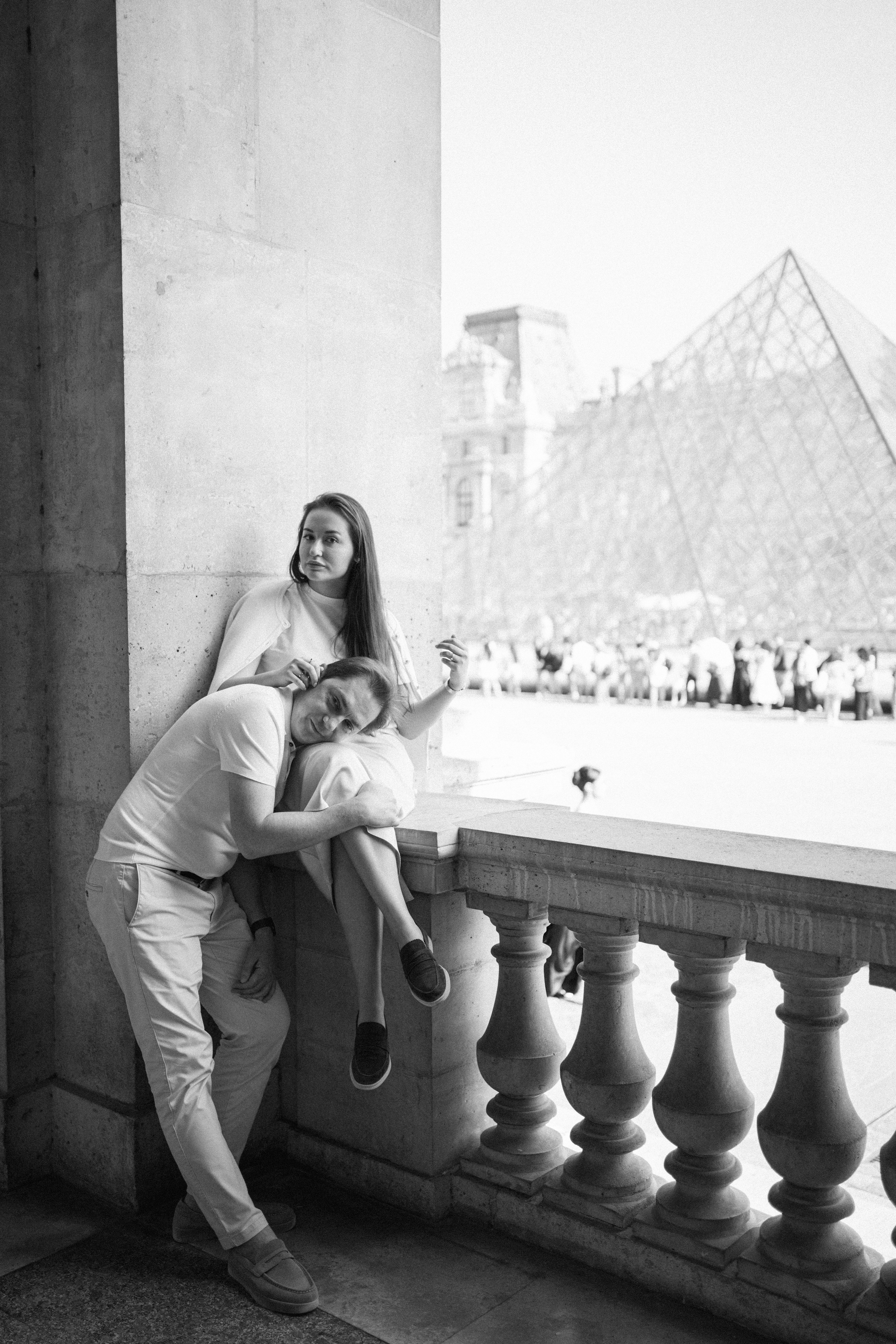 парная фотосессия в Париже, пирамида Лувра