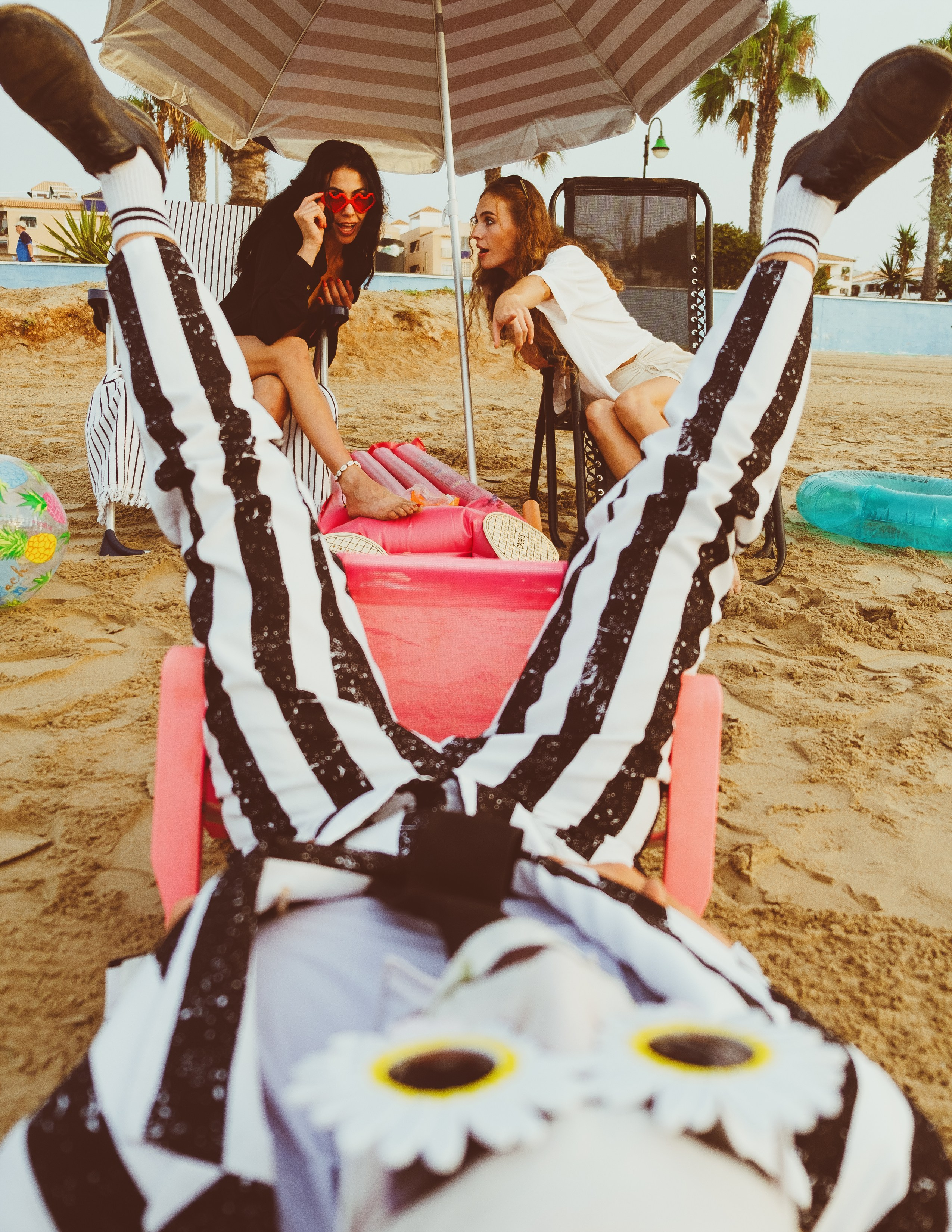 Beetlejuice на море: Экспериментальная фотосессия с цирковыми артистами — Фотограф Андрей Луковников