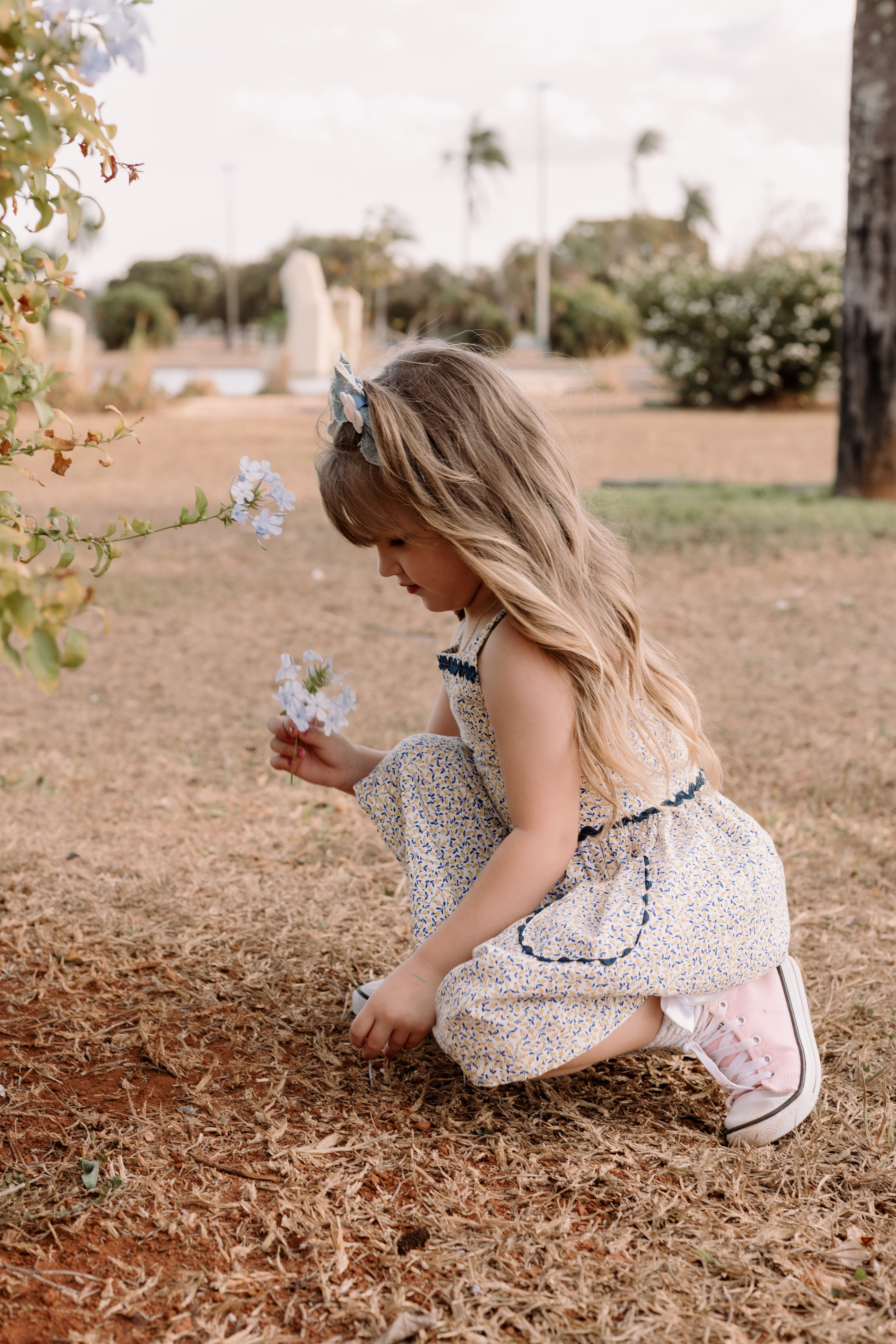 Criança brincando na Praça dos Cristais durante ensaio fotográfico