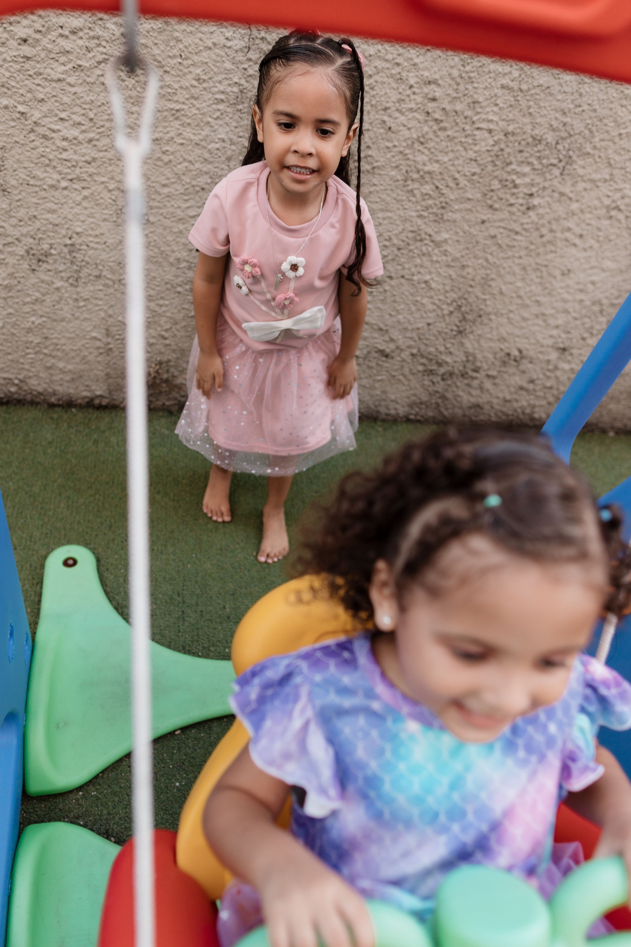 Crianças brincando em balanço de forma livre