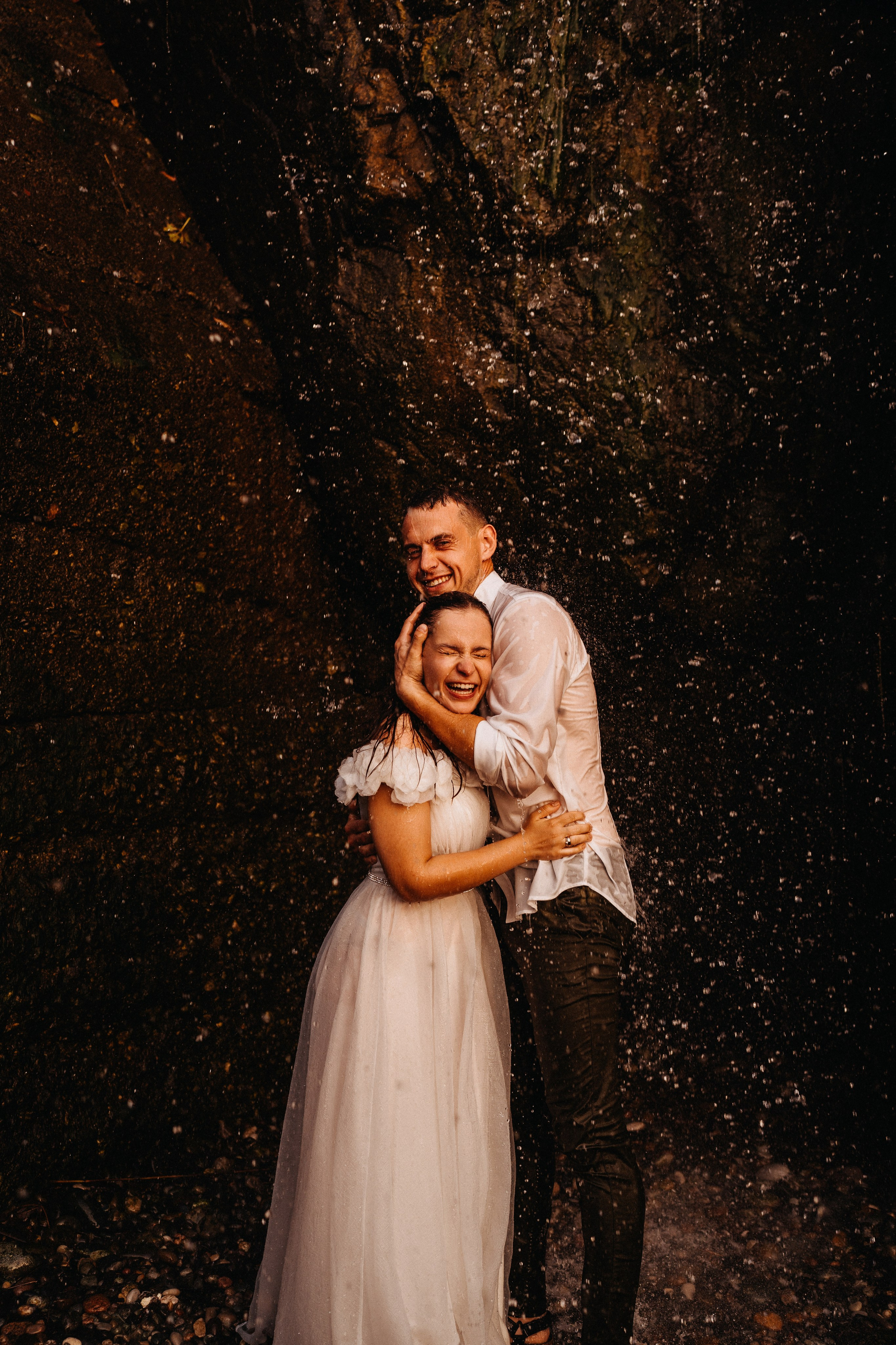 Меня зовут Валерия Азаренко, я свадебный и портретный фотограф. Снимаю в Батуми. Я провожу портретные съёмки, съёмки lovestory, съёмки свадебного дня и семейные. Цены и условия на сайте.