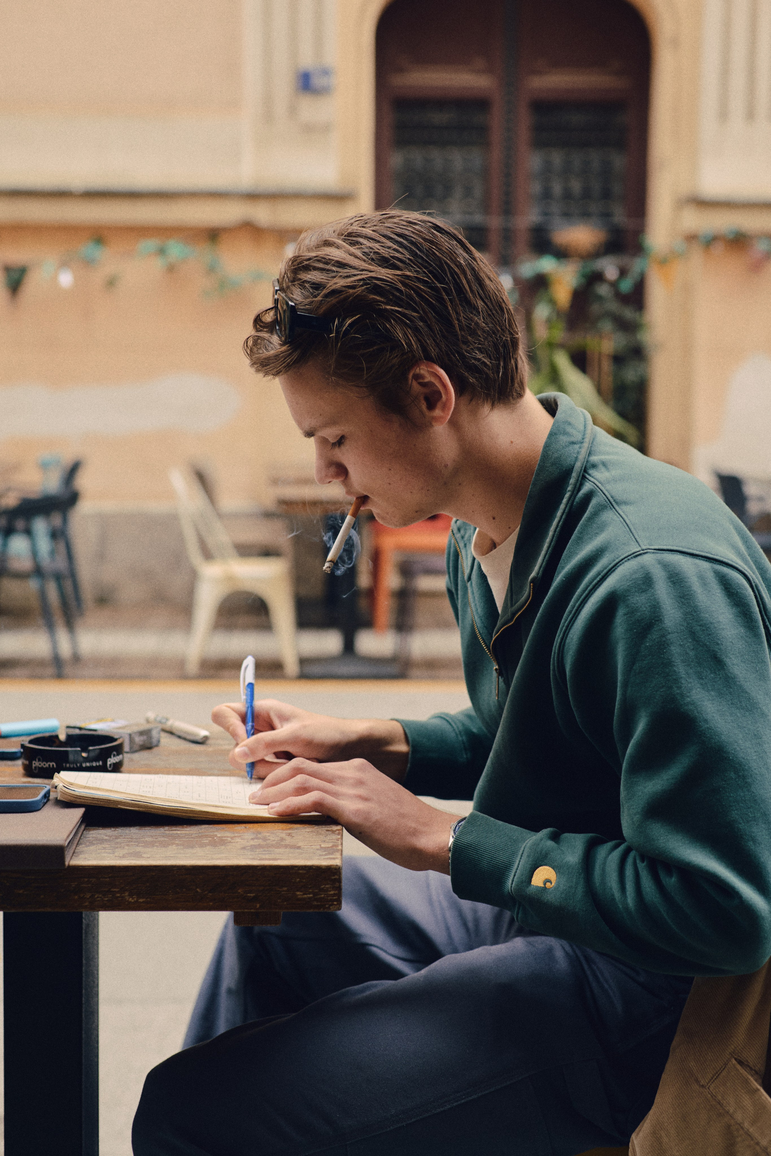 Solving crosswords. Анастасия Еремина | Фотограф в Сербии | Персональные и бизнес-фотосессии в Белграде и Нови Саде