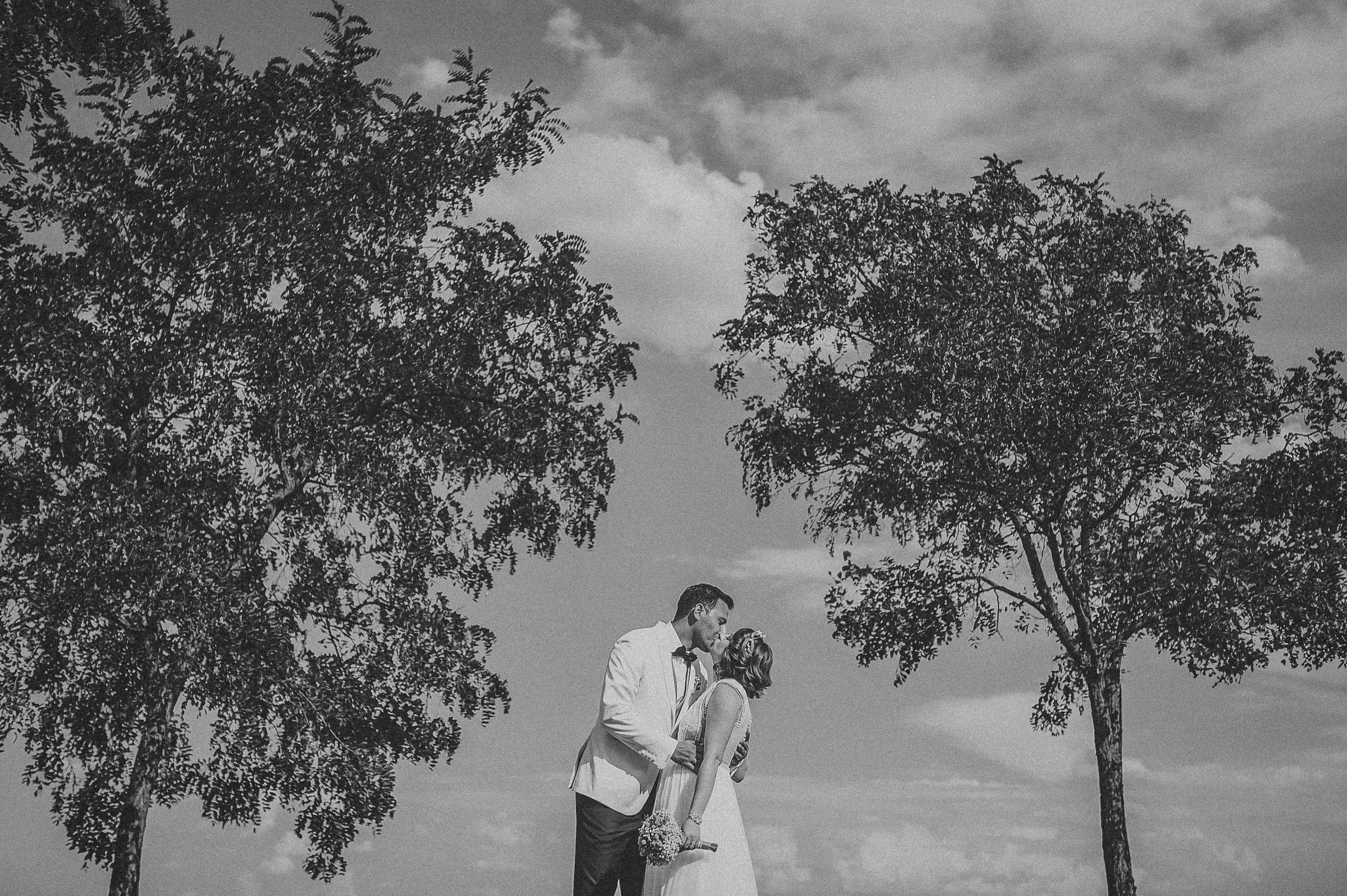 Mirii intr-o sedinta foto artistica alb-negru, surprinsi intr-un decor natural in aer liber.