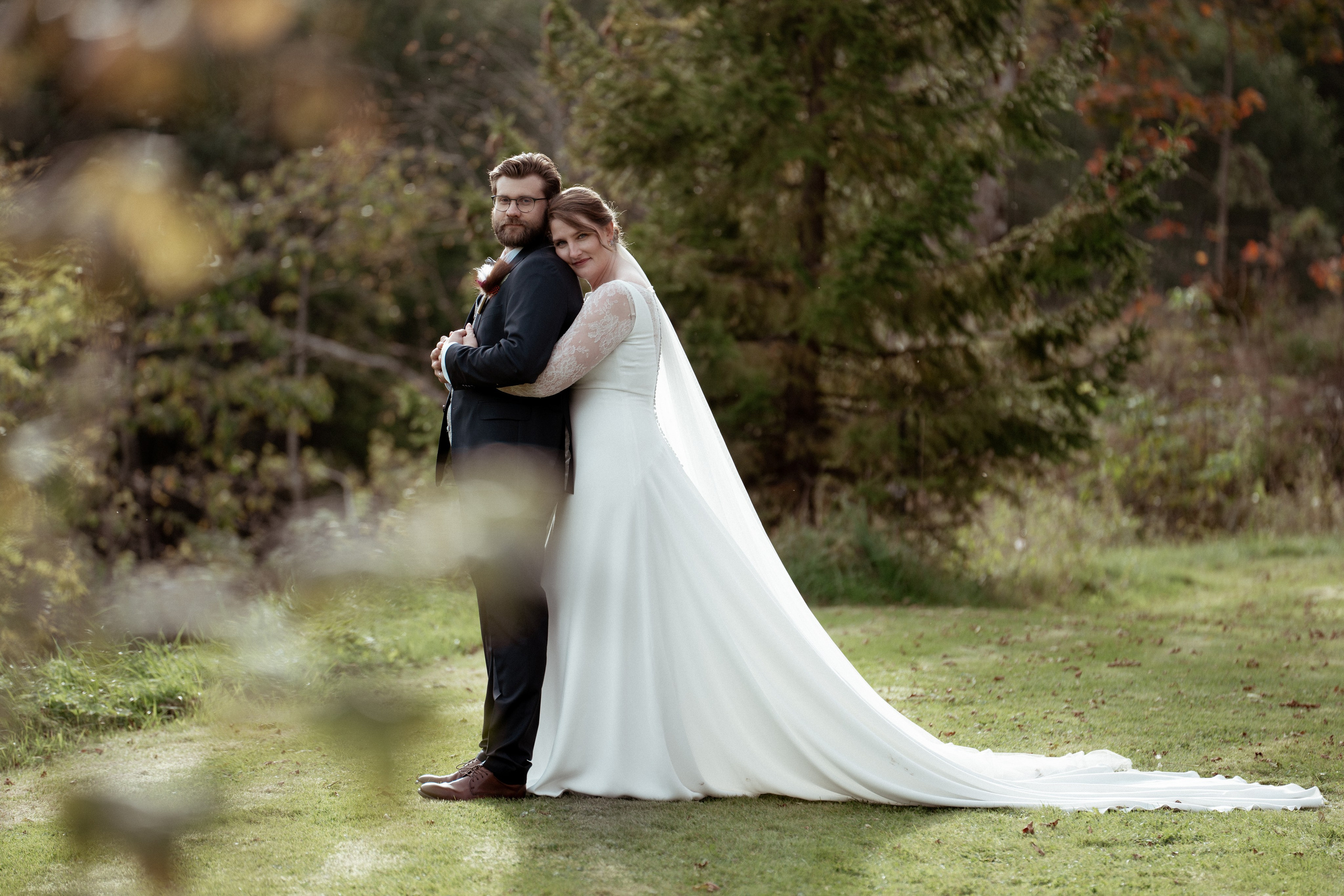 Det vakre brudeparet står ved siden av hverandre og ser på hverandre en sensommerdag