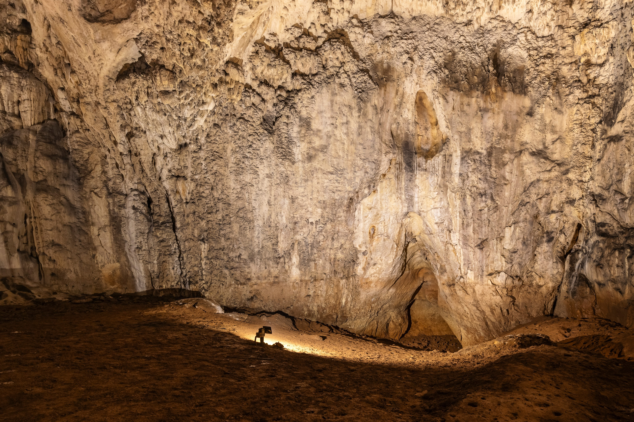 Unutrašnjost Bijambarske pećine – prirodne stijenske formacije i svjetlosni efekti u podzemlju Bosne i Hercegovine.