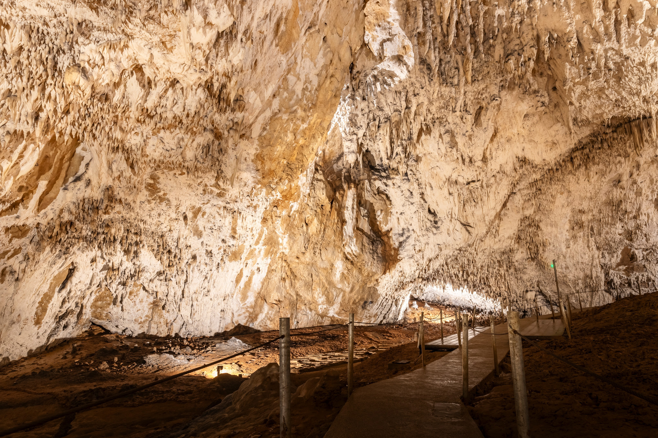 Unutrašnjost Bijambarske pećine – prirodne stijenske formacije i svjetlosni efekti u podzemlju Bosne i Hercegovine.
