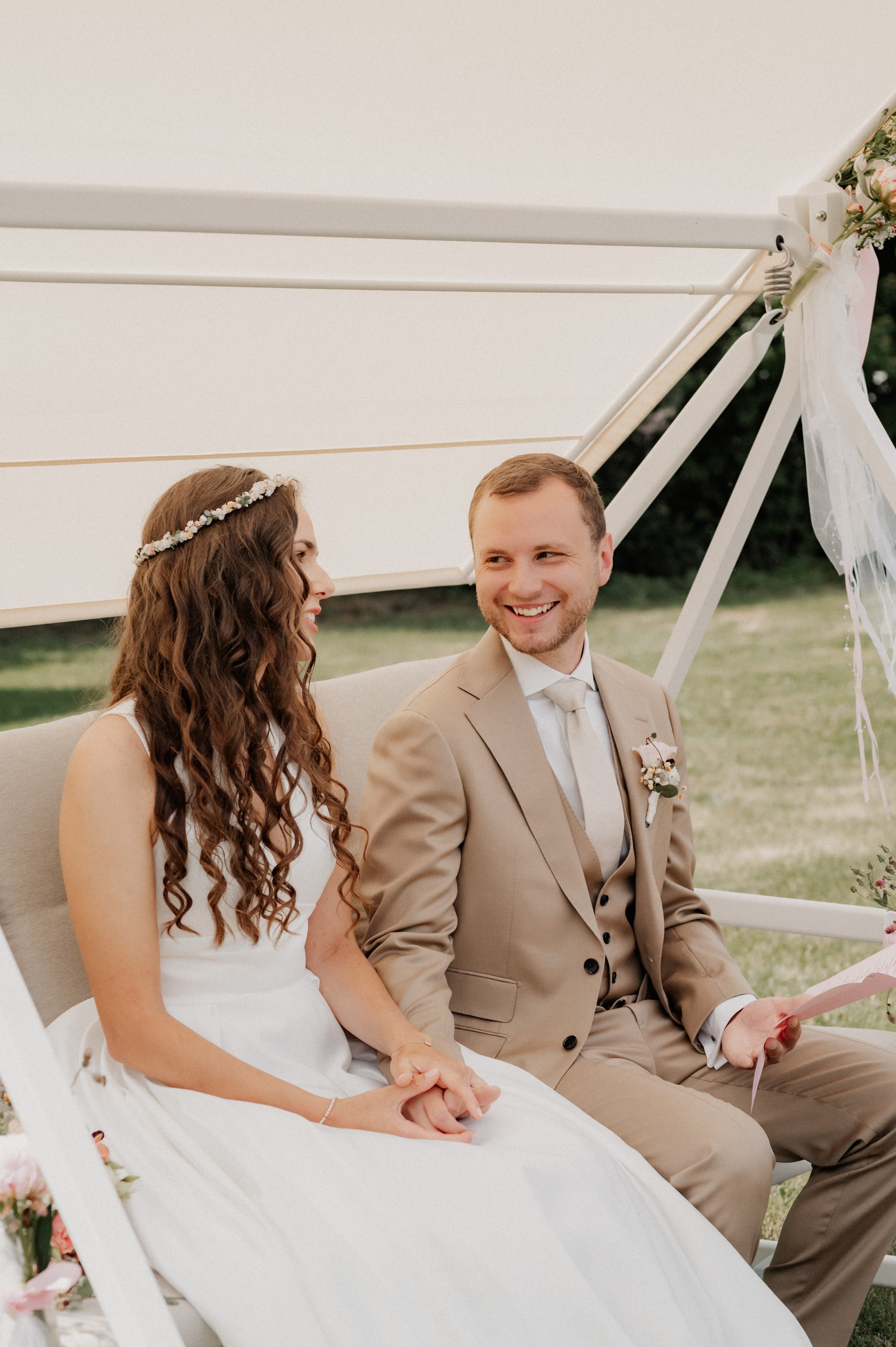 Sommer, Liebe & zwei wunderschöne Kleider: Gartenhochzeit in Gunzenhausen. Photographer in Ansbach for Couples, Weddings and After Wedding