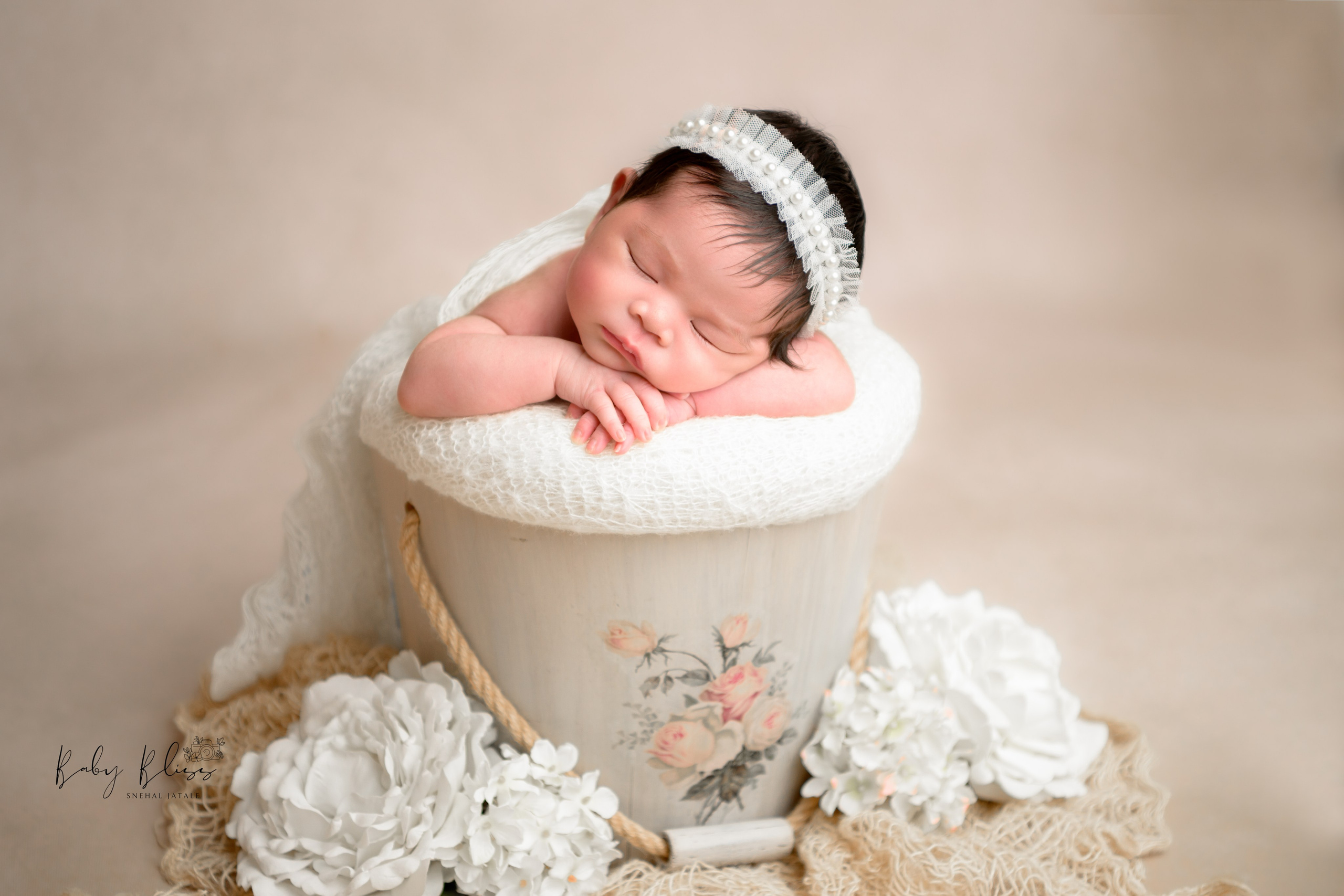 Best newborn photographer in Doha, Qatar. Best infant photoshoot in Doha, Qatar. Newborn photo session in Doha Qatar, baby, sitter, cake smash, pre-birthday, maternity, family photographer in Doha, Qatar