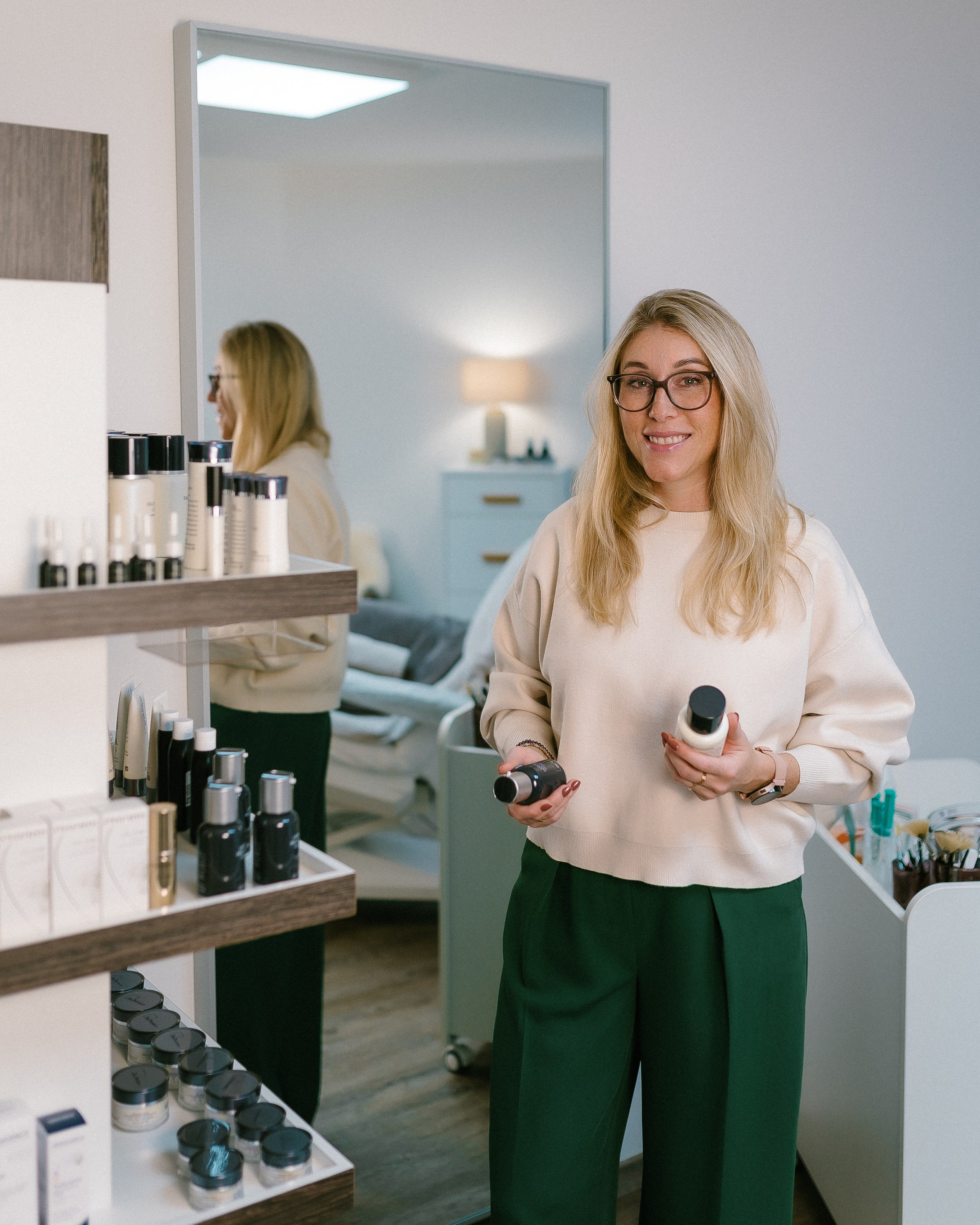 Business-Porträt einer Frau, die sich als Expertin in ihrem Fachgebiet präsentiert