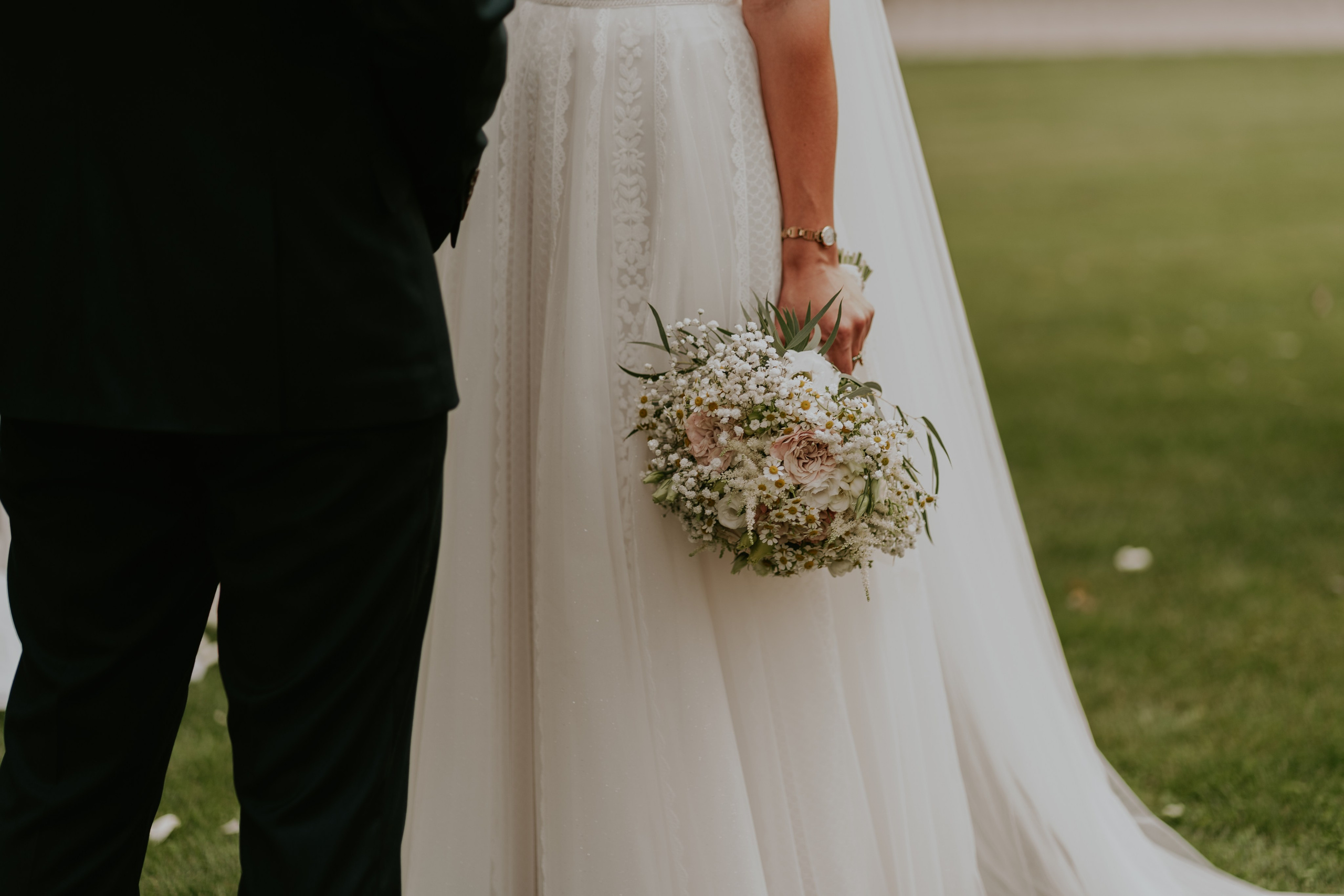 Dwór Wierzbno: plenerowy ślub pod wierzbą. Karkowskafoto - fotografia miłości