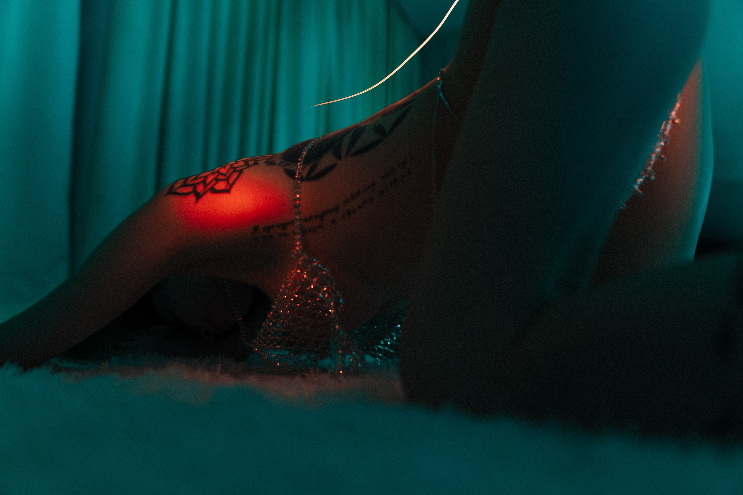 Будуарная фотосессия с цветным РГБ светом с Samantharouge21 в Риге. Евгений Тимофеев | Свадебный и контент-фотограф и видеограф в Риге