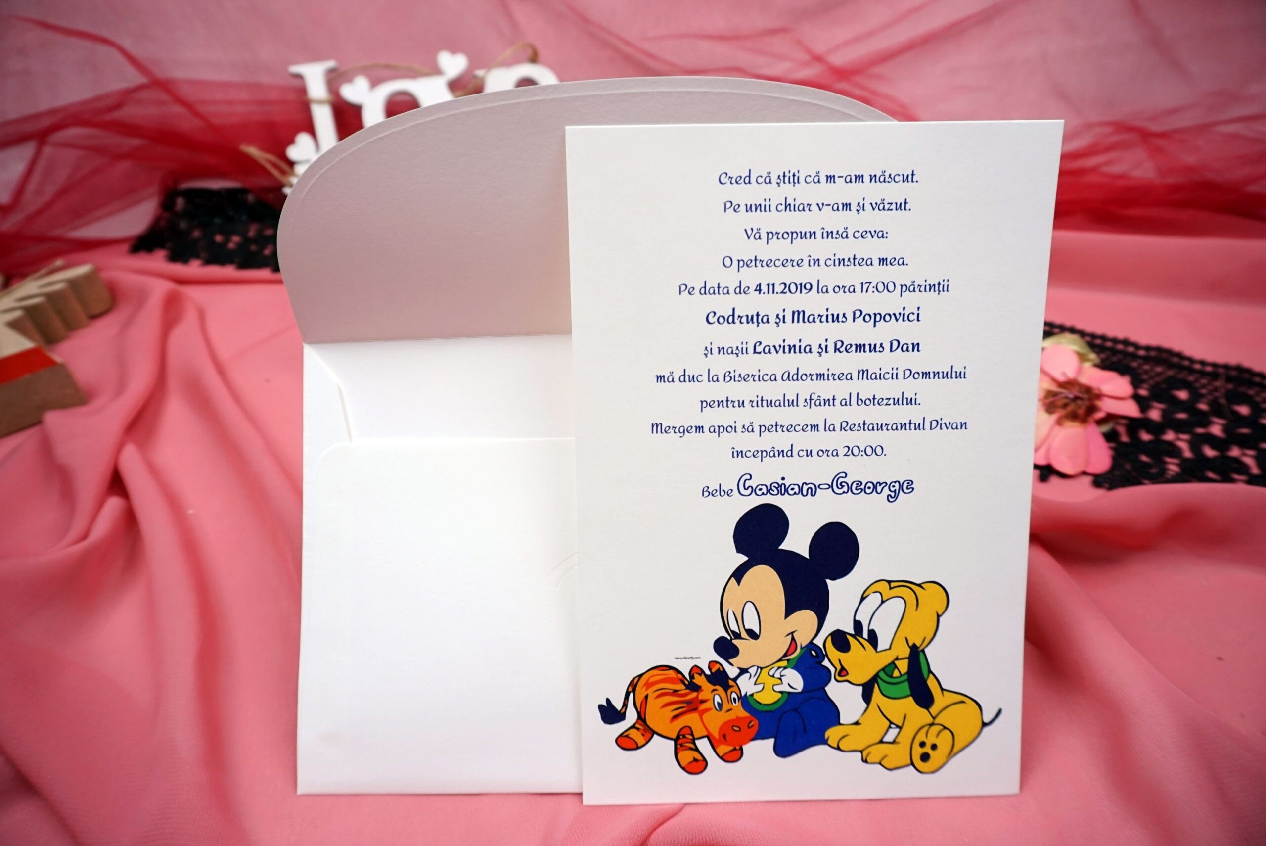 Descoperă invitațiile perfecte pentru botezul tău! Alege dintr-o varietate de designuri clasice și moderne pentru a anunța ziua specială. #Botez #InvitațiiBotez #InvitațiiPersonalizate. Uvertura Mall Demisol.invitații botez, invitații botez drăgălașe, invitații botez Baby, invitații pastelate botez, invitații cu tematică botez, invitații botez băiat, invitații botez fată, invitații botez personalizate, invitații botez moderne, modele invitații botez originale