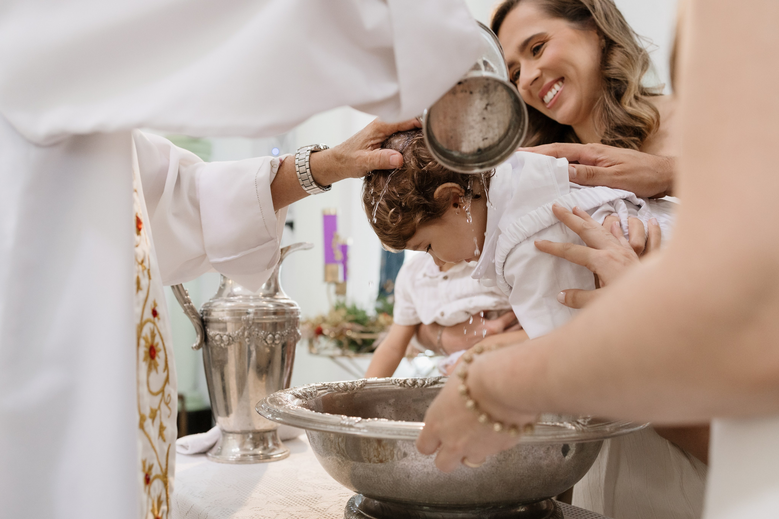 Detalhe do momento do batismo na água