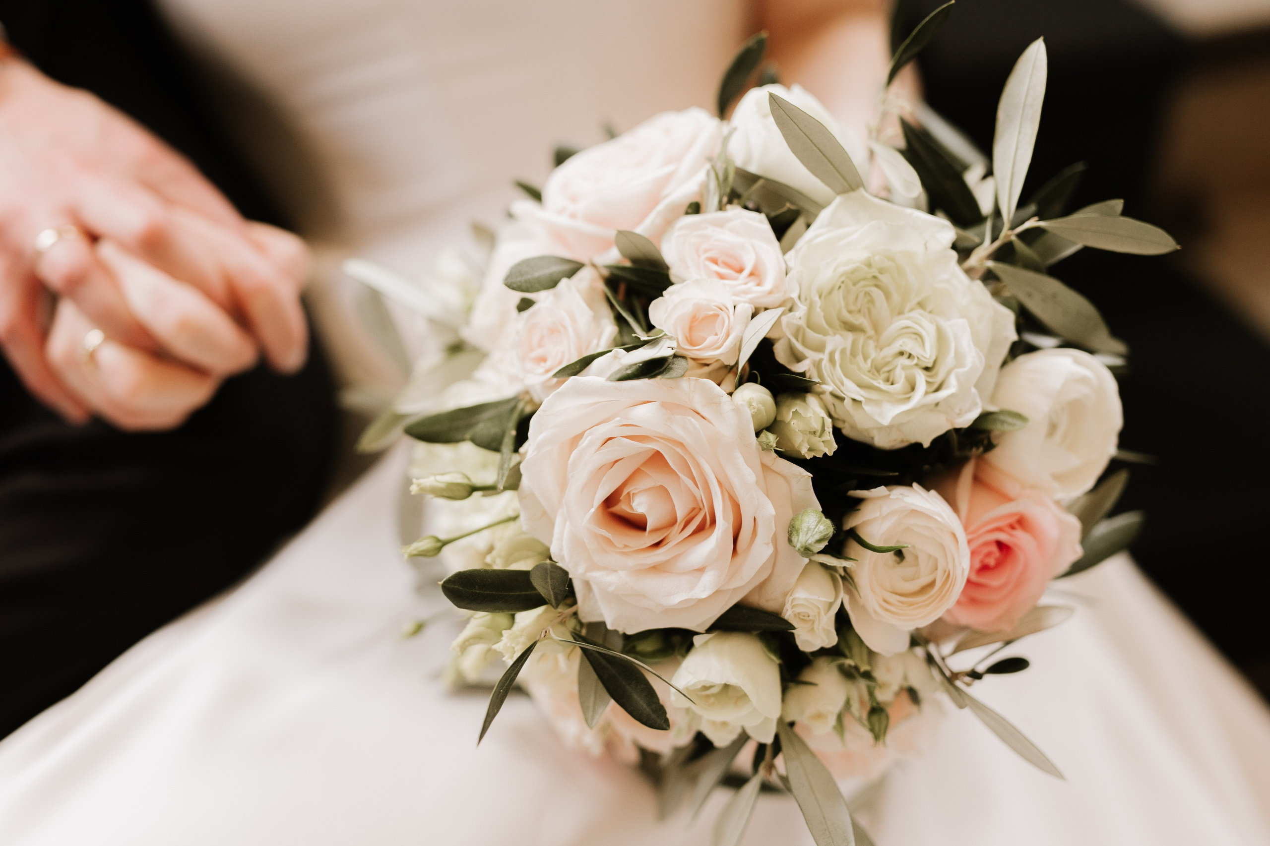 Romantischer pastellfarbener Brautstrauß mit Pfingstrose