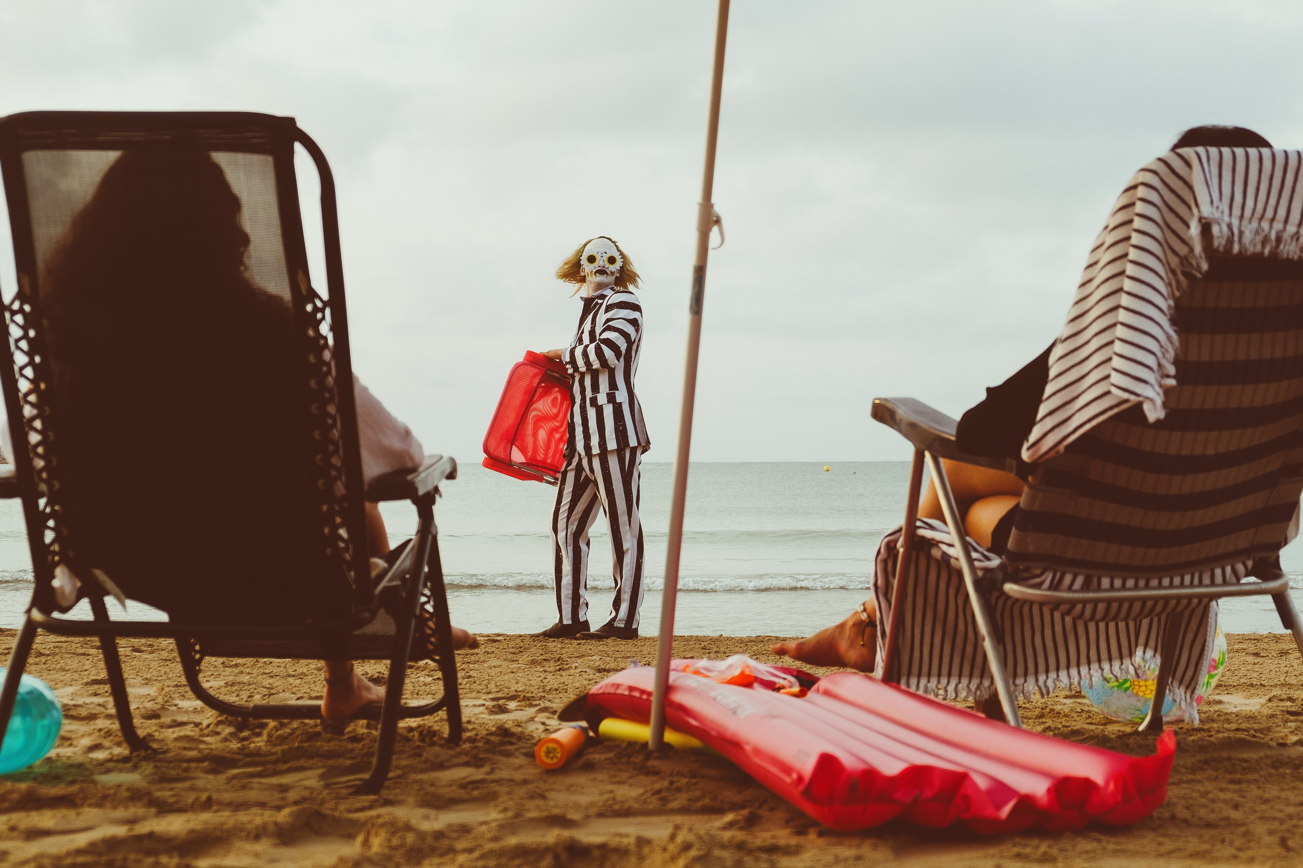 Beetlejuice на море: Экспериментальная фотосессия с цирковыми артистами — Фотограф Андрей Луковников