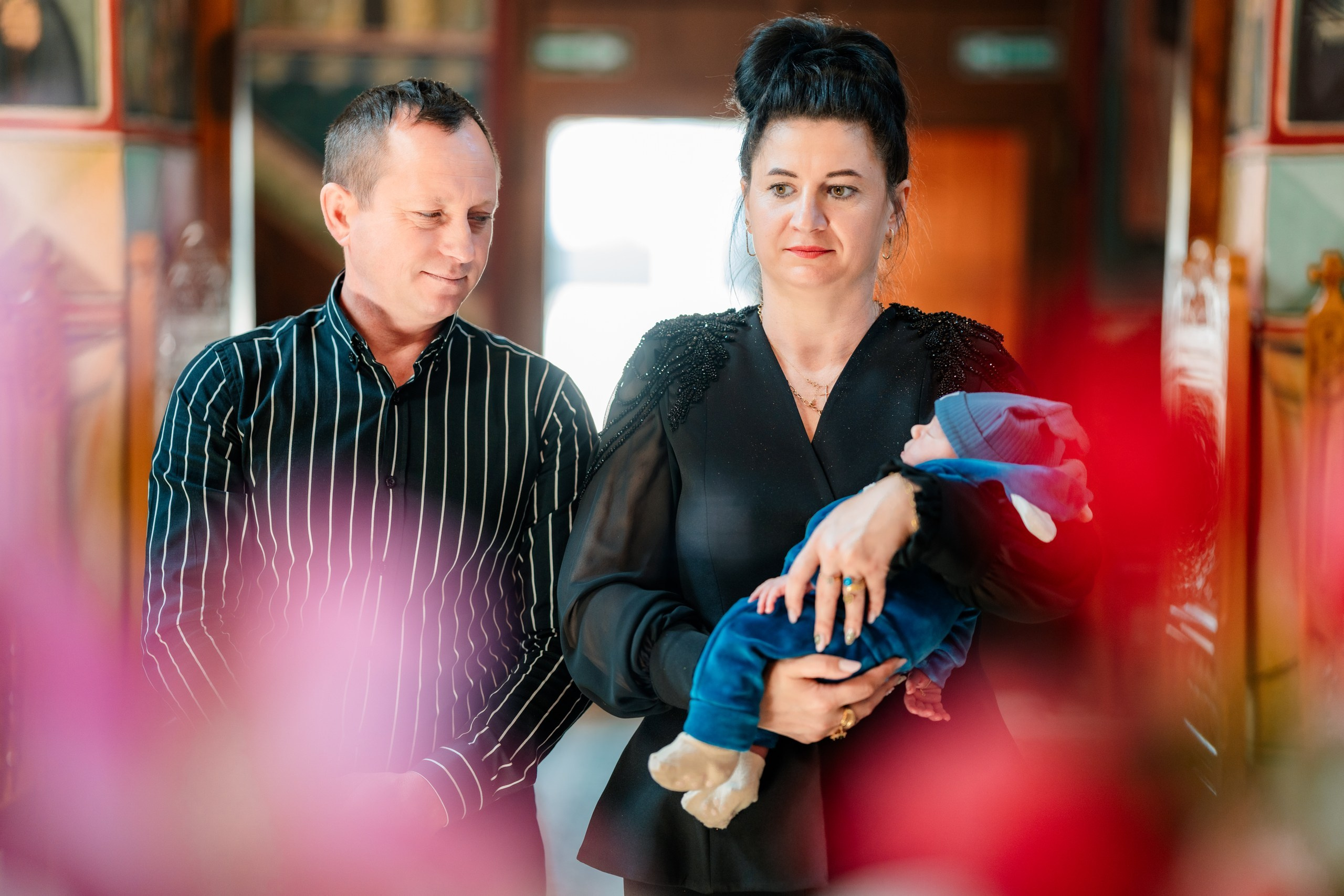 - Preotul ținându-l pe micuțul Mathias Gabriel la botez, în biserica Înălțarea Domnului, Copălău  - Detalii de la botezul lui Mathias – lumânare, trusou și icoană  - Familia lui Mathias Gabriel alături de micuț, în ziua botezului  - Portret emoționant cu mama și bebelușul în brațe, în biserică,fotograf profesionist evenimente Botoșani, Iași, Suceava, Fălticeni, Bacău, Pașcani, Roman - AlinoFotoStudio by Alin Chirilă - servicii foto nuntă, botez, cununie, ședințe foto creative, albume personalizate, fotografii emoționante și calitative pentru cele mai importante momente din viață,fotograf nuntă Botoșani Alin Chirilă,  ședință foto botez Iași - AlinoFotoStudio,  servicii fotograf profesionist evenimente Suceava,  fotograf cununie civilă Fălticeni - Alin Chirilă,  album foto nuntă personalizat Bacău.“Bebeluș botezat în biserică, ținut în brațe de nași”	•	“Detaliu cu lumânarea de botez decorată cu flori albe”	•	“Părinți emoționați alături de copilul lor la ceremonia de botez”	•	“Masa festivă de botez cu decor tematic și tort personalizat”	•	“Momentul în care preotul toarnă apă sfințită pe fruntea bebelușului”	“Bebeluș în rochie albă de botez, zâmbind în brațele mamei”	•	“Detaliu cu cruciulița de botez așezată pe o pernă de satin”	•	“Părinți și nași aprinzând lumânările în timpul ceremoniei de botez”	•	“Tort de botez decorat cu figurine tematice și numele copilului”	•	“Copil botezat dormind liniștit în pătuțul decorat festiv”	•	“Momentul în care preotul binecuvântează copilul în fața altarului”	•	“Invitați adunându-se în jurul mesei festive la petrecerea de botez”	•	“Bebeluș ținând în mână o jucărie personalizată primită la botez”	•	“Familie fericită pozând împreună după ceremonia de botez”	•	“Decor tematic cu baloane și flori la locația petrecerii de botez” fotograf Botoșani fotograf evenimente fotograf botez Alin Chirila fotograf alinofotostudio.fotograf botez Amelis Maria, fotografie botez Botoșani, fotograf Alin Chirilă, amintiri botez, fotografii botez, botez Amelis Maria, fotograf copii, fotografie botez în Botoșani,