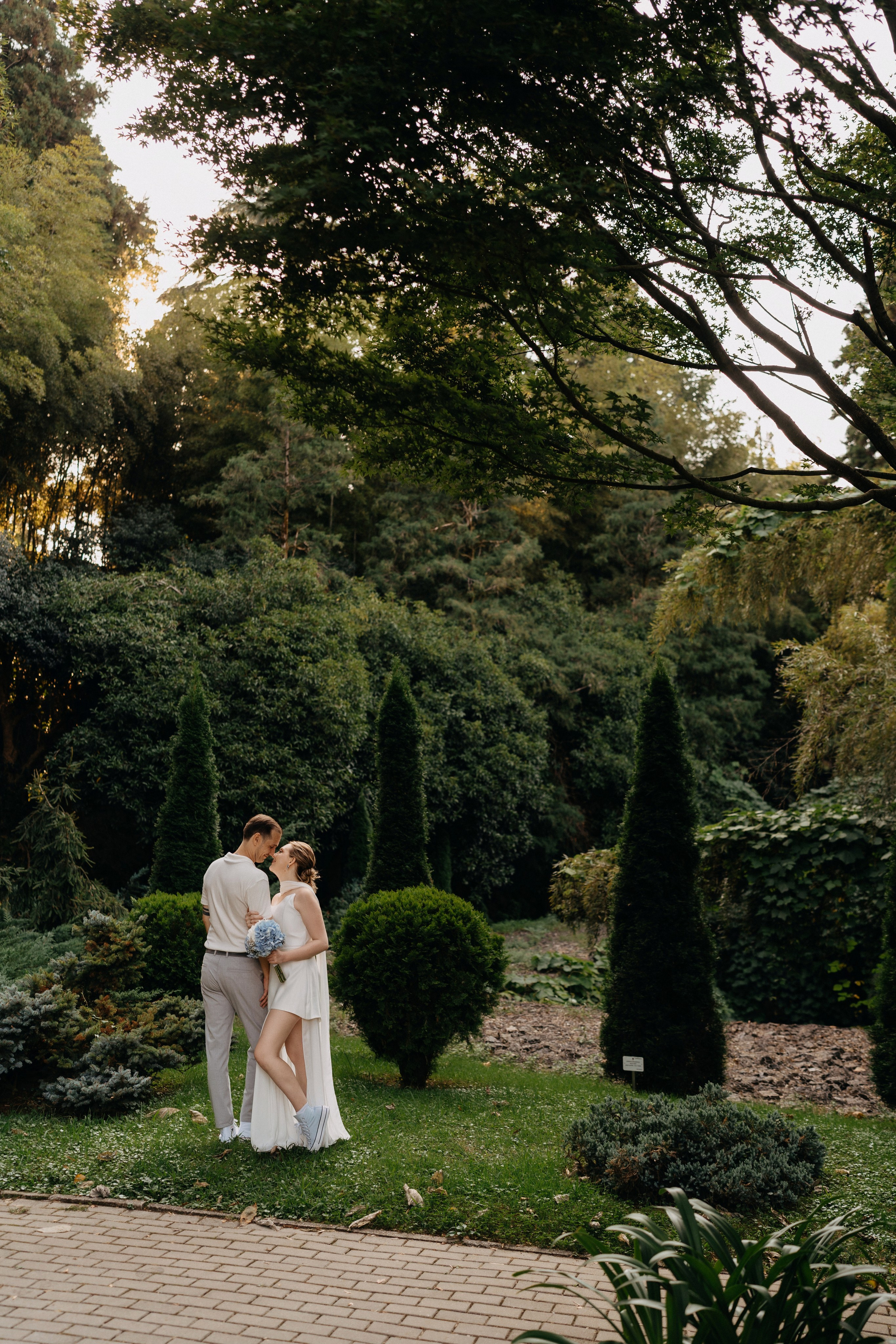 Меня зовут Валерия Азаренко, я свадебный и портретный фотограф. Снимаю в Батуми. Я провожу портретные съёмки, съёмки lovestory, съёмки свадебного дня и семейные. Цены и условия на сайте.