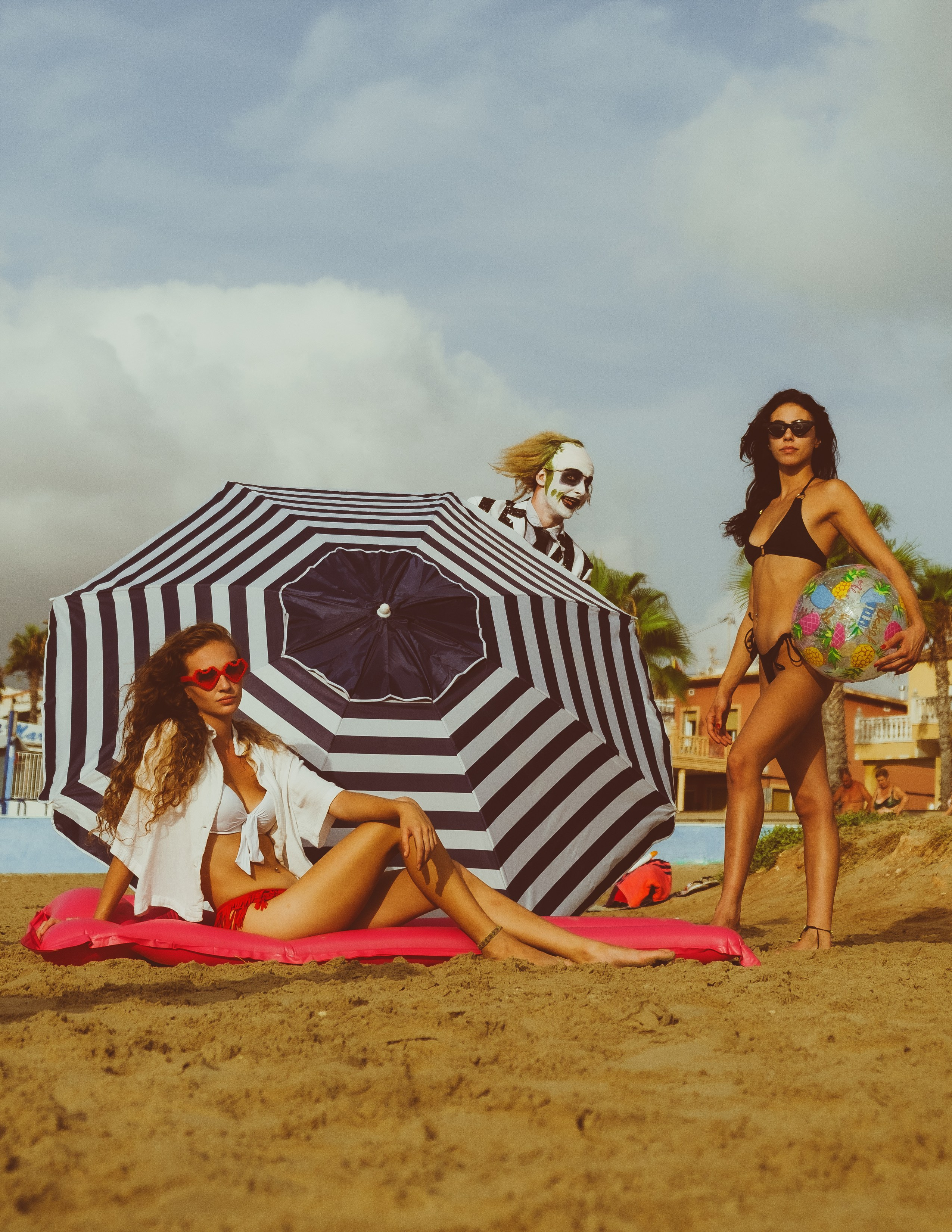 Beetlejuice на море: Экспериментальная фотосессия с цирковыми артистами — Фотограф Андрей Луковников