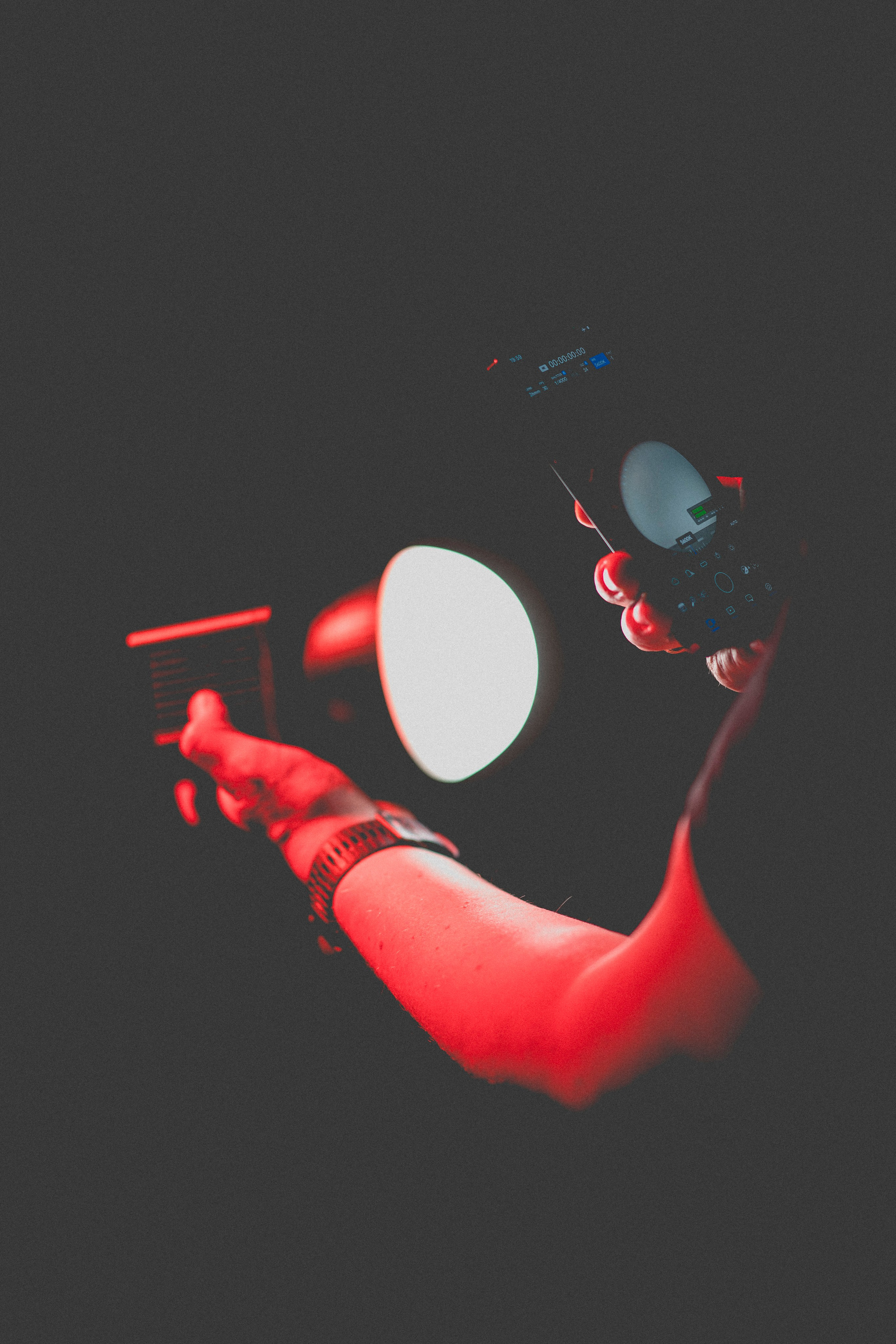 LED gaisma rokās un iPhone telefons.