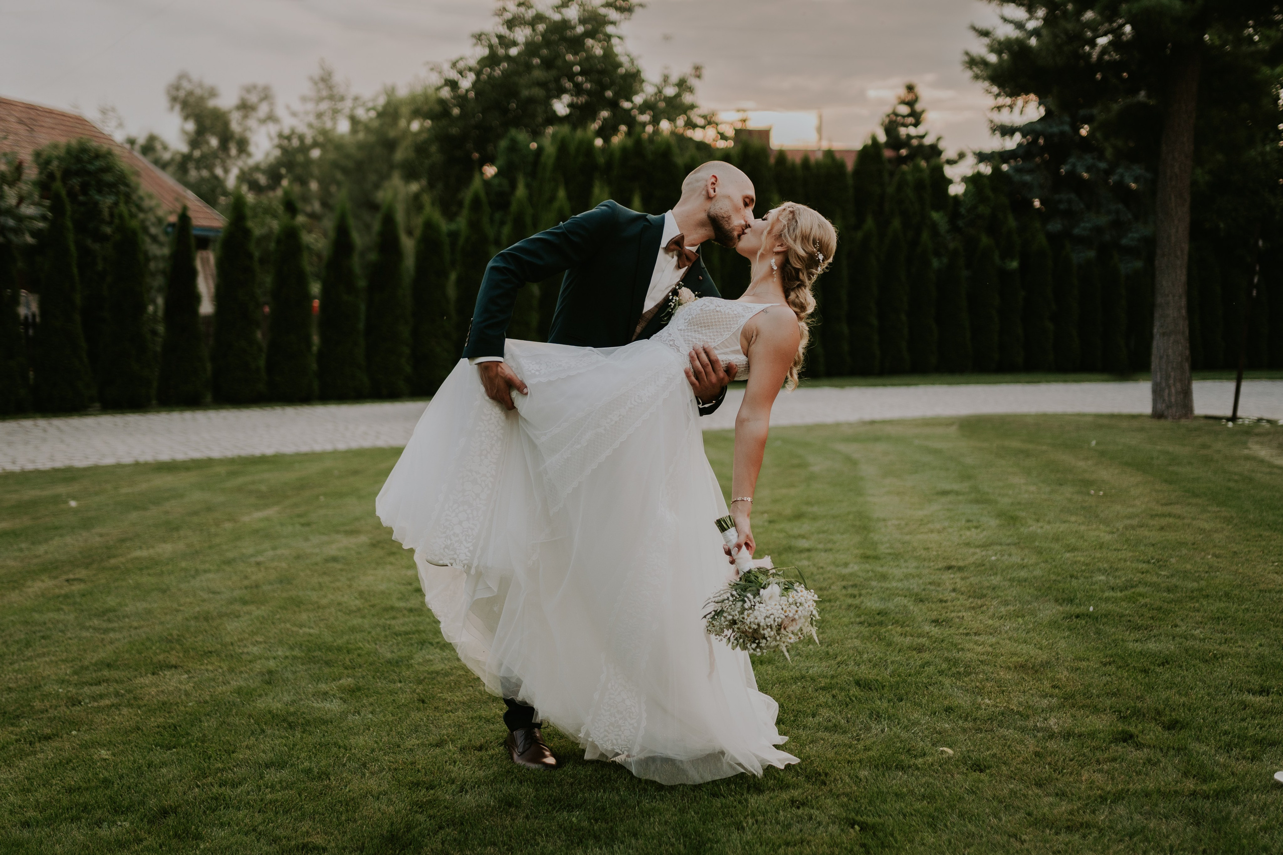 Dwór Wierzbno: plenerowy ślub pod wierzbą. Karkowskafoto - fotografia miłości