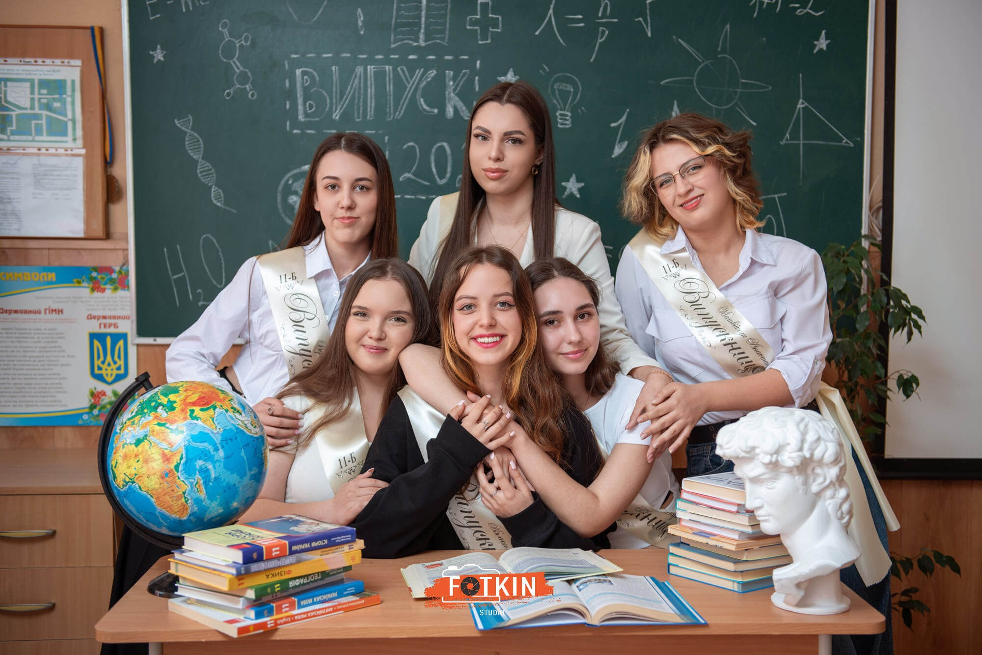 Випускні альбоми для 9- 11 класів Дніпро. Випускні альбоми фотокниги Київ та Дніпро