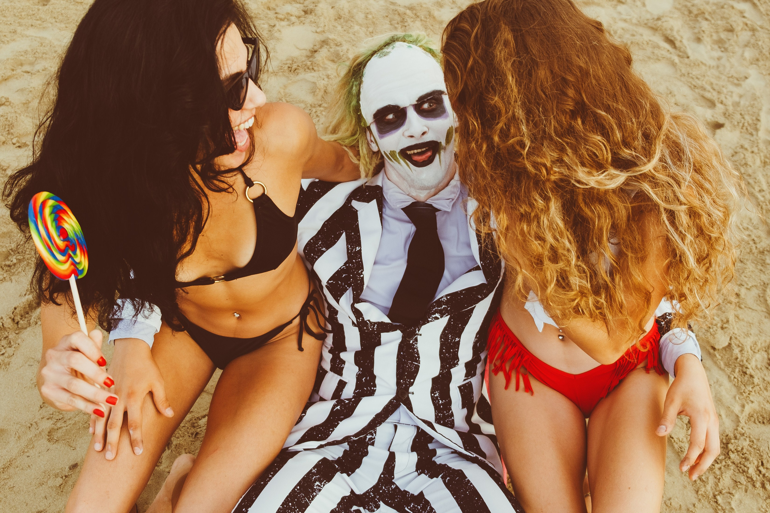 Beetlejuice на море: Экспериментальная фотосессия с цирковыми артистами — Фотограф Андрей Луковников