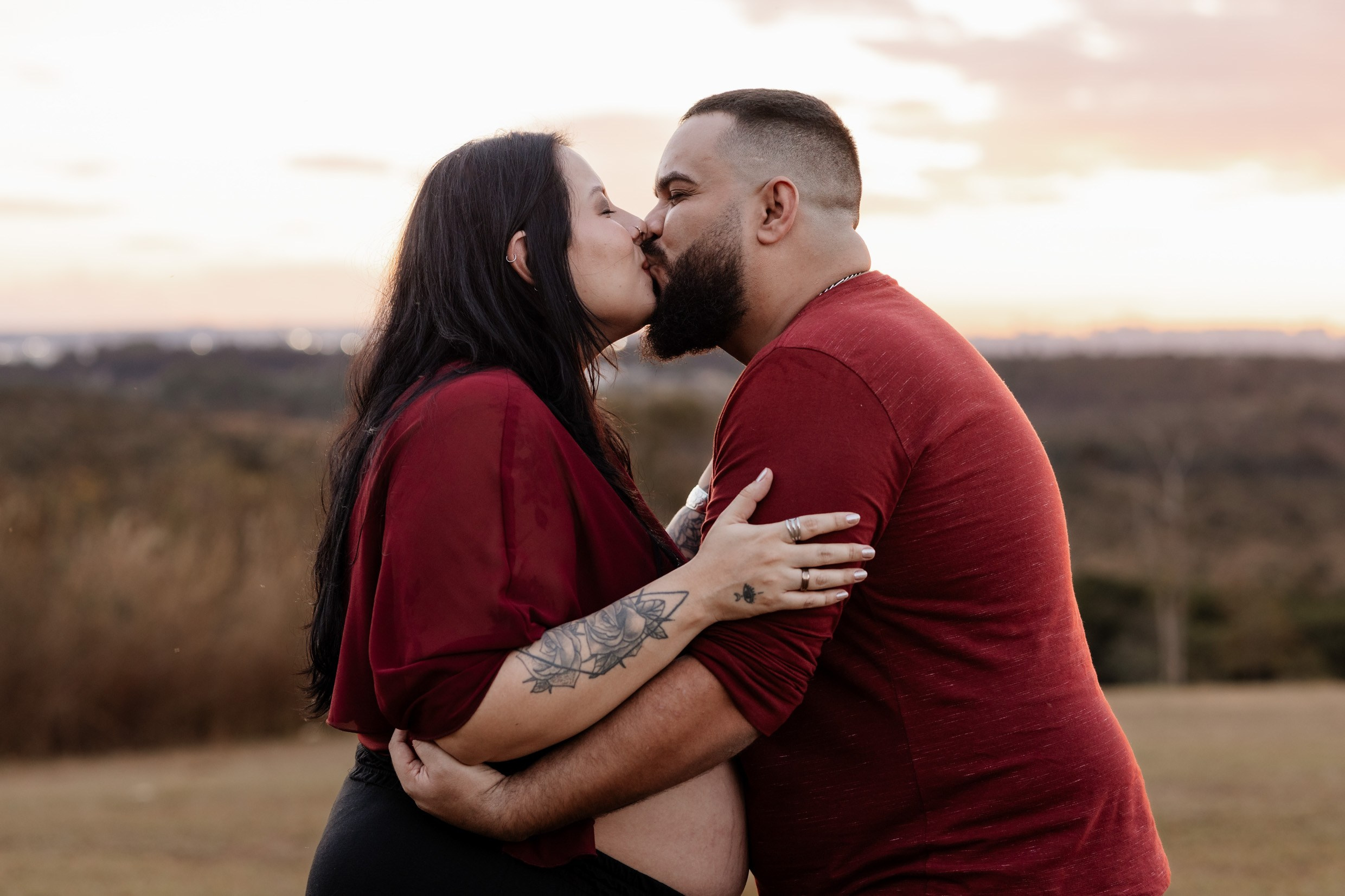 Casal se abraça após pedido de casamento surpresa.
