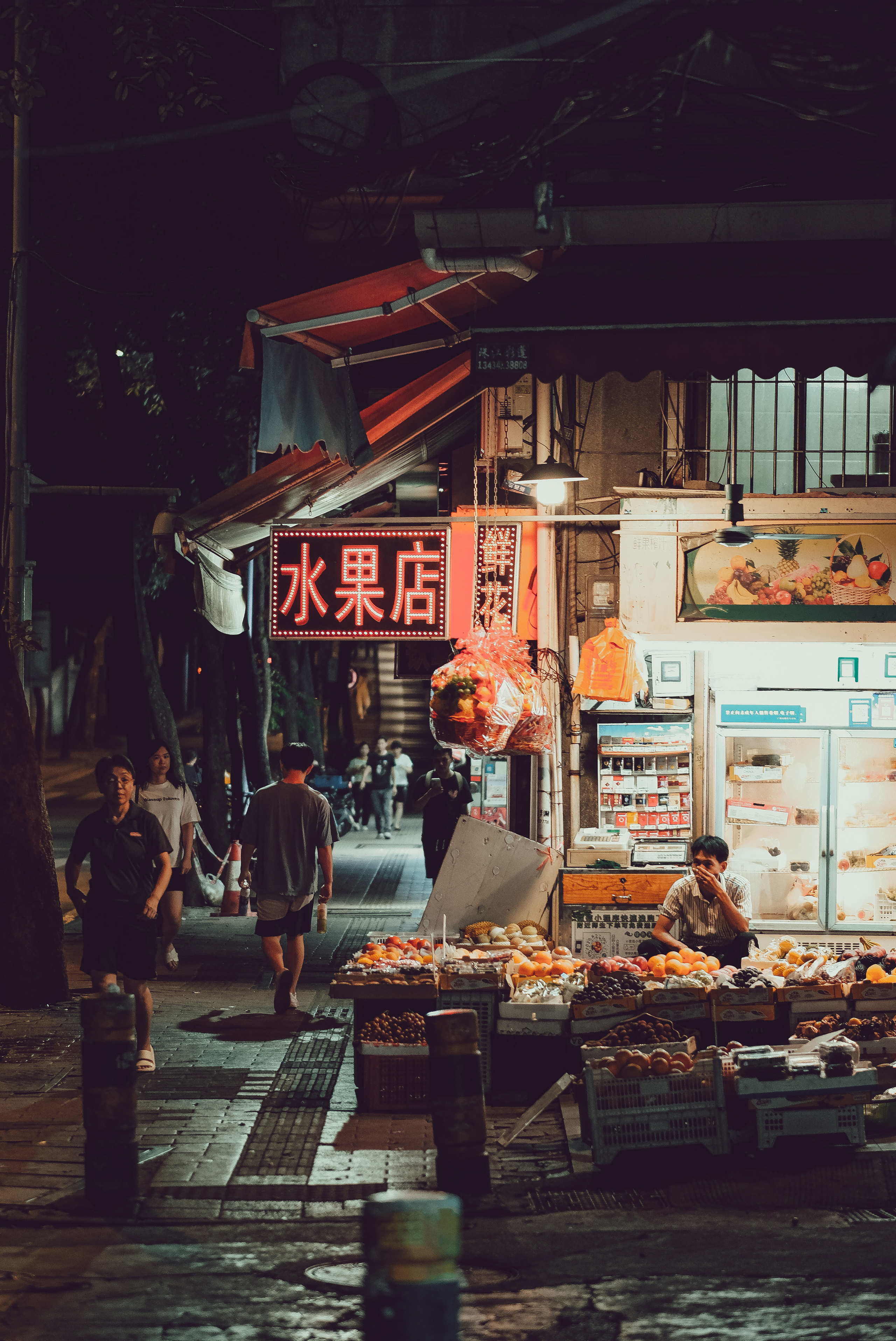 Night fruit shop in Guangzhou City | 广州夜间水果店 | 📍广州 | Yukophotography