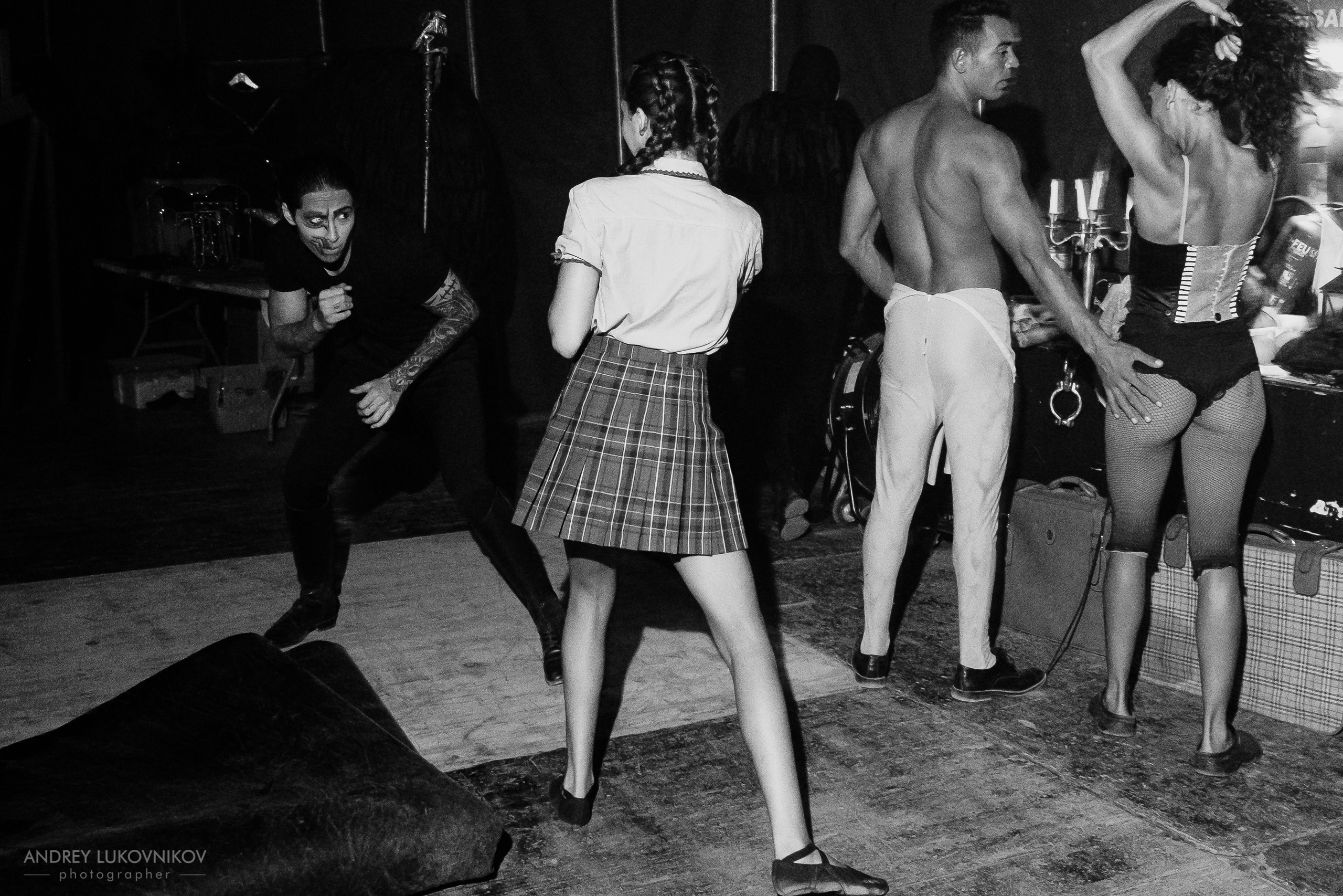 Sesión de fotos entre bastidores en El Circo Encantado: la vida de los artistas tras bambalinas