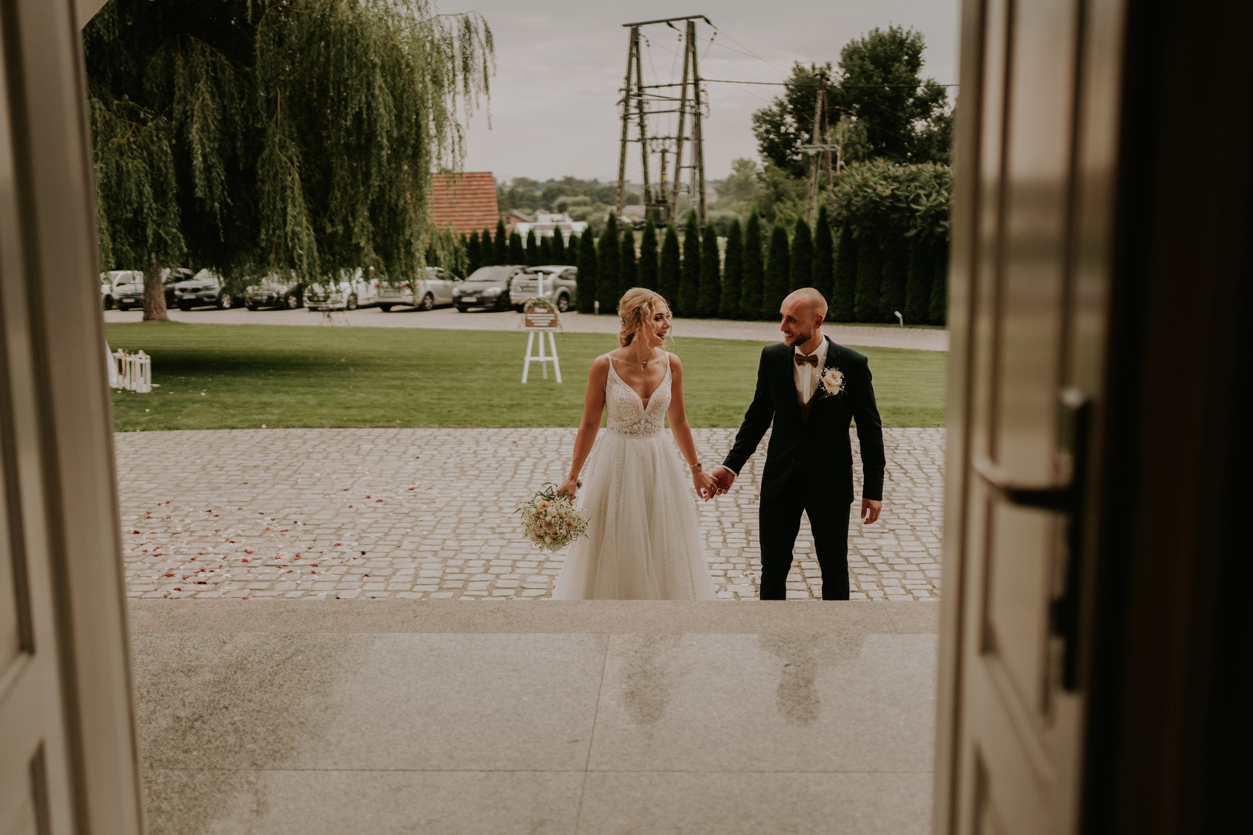 Dwór Wierzbno: plenerowy ślub pod wierzbą. Karkowskafoto - fotografia miłości