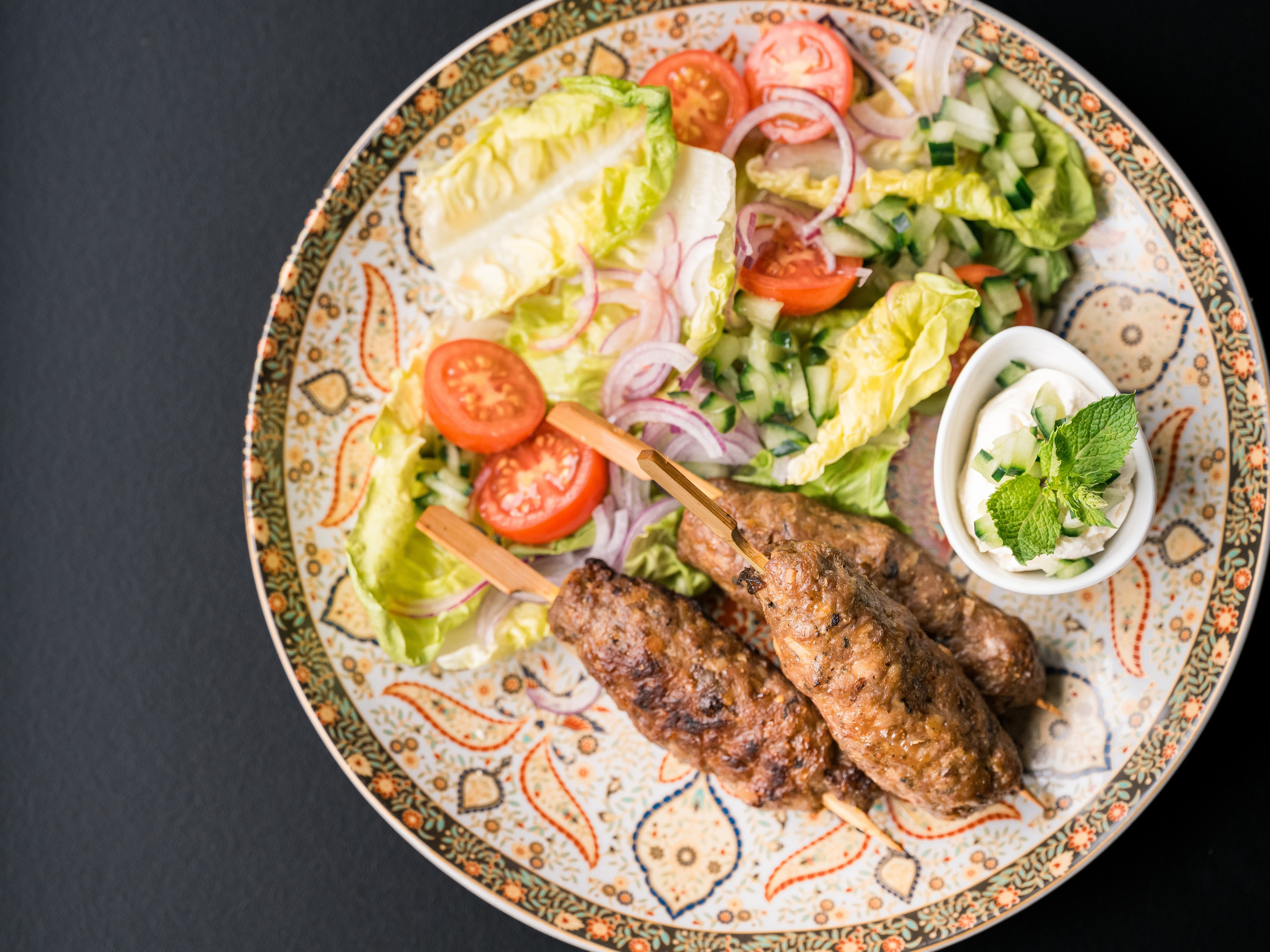 Plating sofisticat într-un cadru de fine dining – fotografie editorială pentru restaurante gourmet