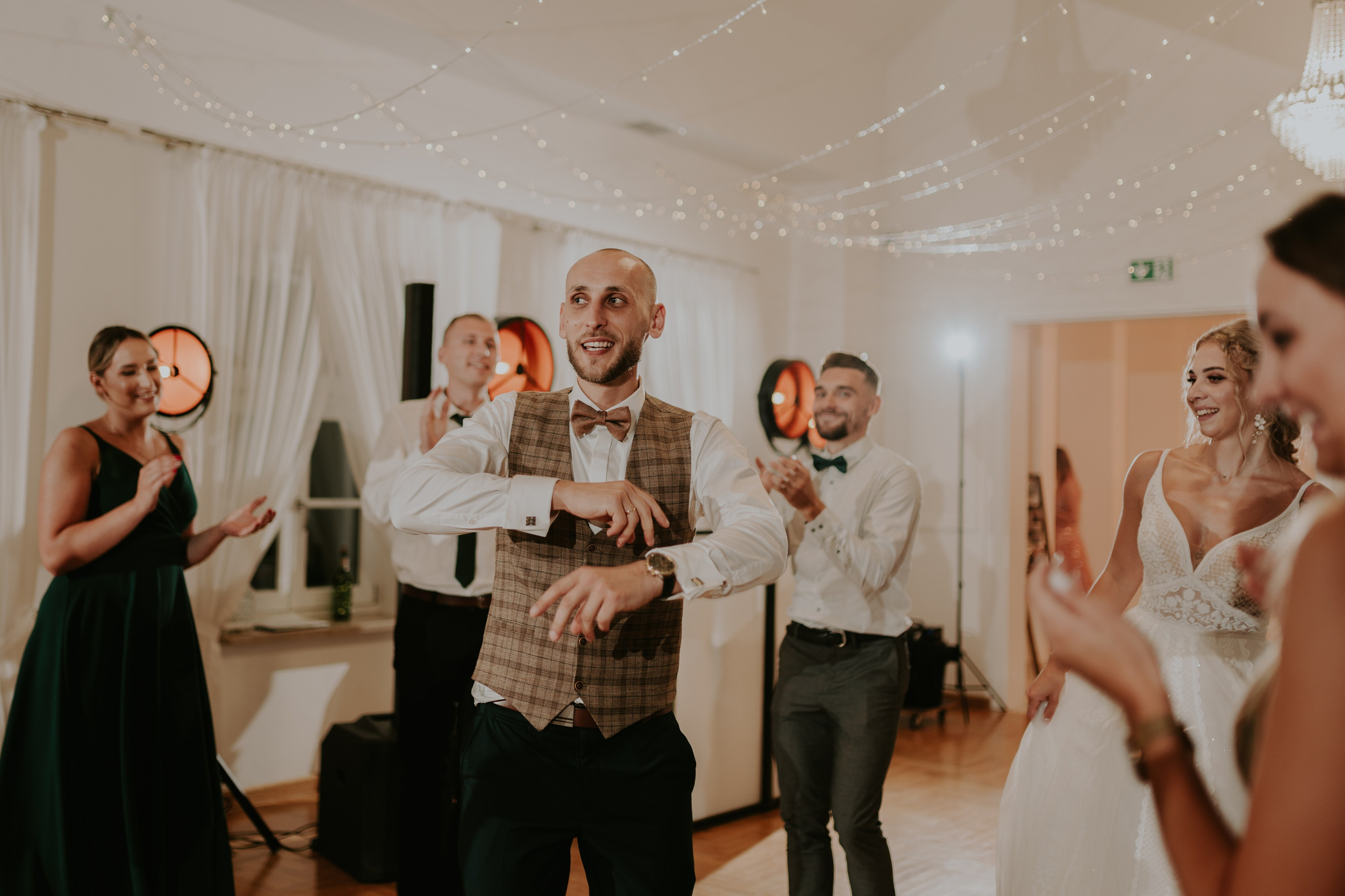 Dwór Wierzbno: plenerowy ślub pod wierzbą. Karkowskafoto - fotografia miłości