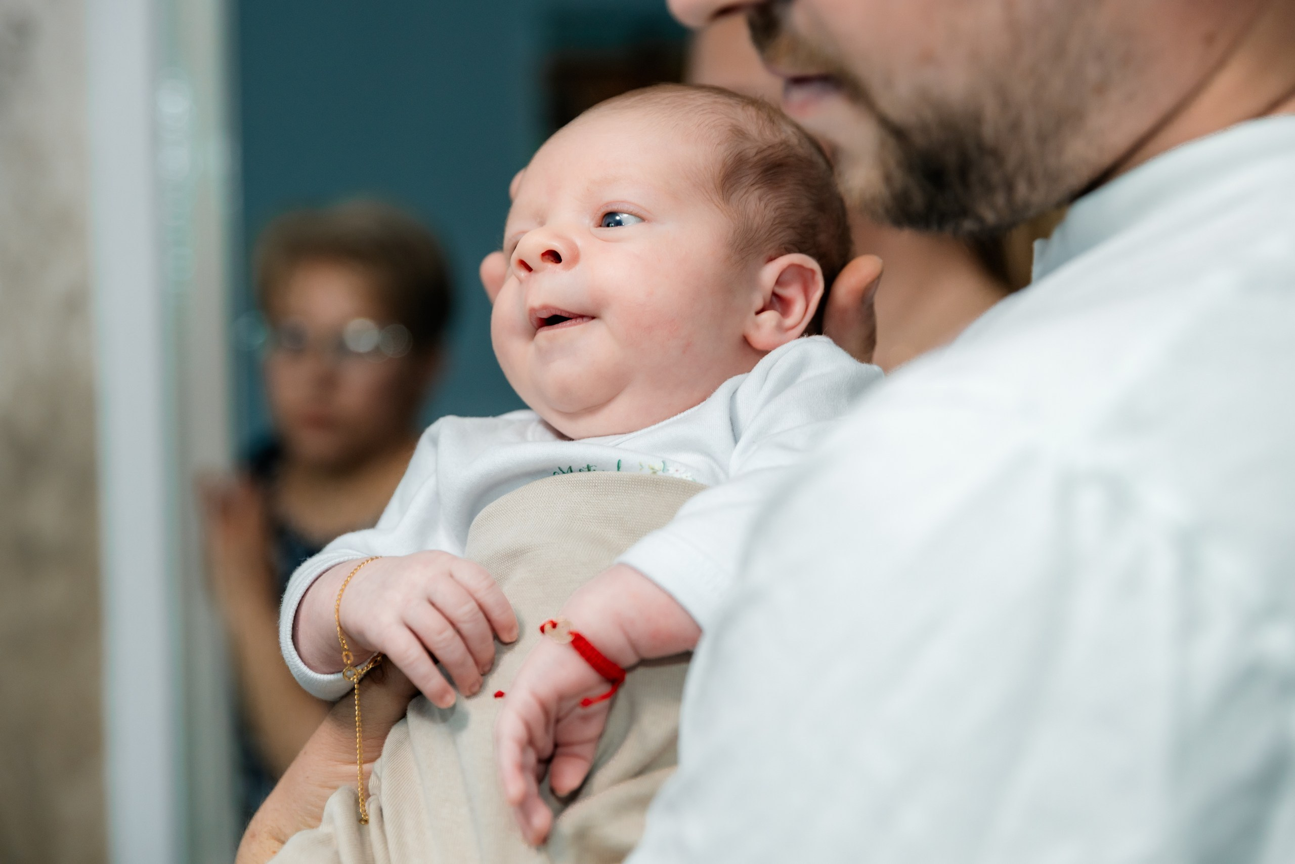 - Preotul ținându-l pe micuțul Mathias Gabriel la botez, în biserica Înălțarea Domnului, Copălău  - Detalii de la botezul lui Mathias – lumânare, trusou și icoană  - Familia lui Mathias Gabriel alături de micuț, în ziua botezului  - Portret emoționant cu mama și bebelușul în brațe, în biserică,fotograf profesionist evenimente Botoșani, Iași, Suceava, Fălticeni, Bacău, Pașcani, Roman - AlinoFotoStudio by Alin Chirilă - servicii foto nuntă, botez, cununie, ședințe foto creative, albume personalizate, fotografii emoționante și calitative pentru cele mai importante momente din viață,fotograf nuntă Botoșani Alin Chirilă,  ședință foto botez Iași - AlinoFotoStudio,  servicii fotograf profesionist evenimente Suceava,  fotograf cununie civilă Fălticeni - Alin Chirilă,  album foto nuntă personalizat Bacău.“Bebeluș botezat în biserică, ținut în brațe de nași”	•	“Detaliu cu lumânarea de botez decorată cu flori albe”	•	“Părinți emoționați alături de copilul lor la ceremonia de botez”	•	“Masa festivă de botez cu decor tematic și tort personalizat”	•	“Momentul în care preotul toarnă apă sfințită pe fruntea bebelușului”	“Bebeluș în rochie albă de botez, zâmbind în brațele mamei”	•	“Detaliu cu cruciulița de botez așezată pe o pernă de satin”	•	“Părinți și nași aprinzând lumânările în timpul ceremoniei de botez”	•	“Tort de botez decorat cu figurine tematice și numele copilului”	•	“Copil botezat dormind liniștit în pătuțul decorat festiv”	•	“Momentul în care preotul binecuvântează copilul în fața altarului”	•	“Invitați adunându-se în jurul mesei festive la petrecerea de botez”	•	“Bebeluș ținând în mână o jucărie personalizată primită la botez”	•	“Familie fericită pozând împreună după ceremonia de botez”	•	“Decor tematic cu baloane și flori la locația petrecerii de botez” fotograf Botoșani fotograf evenimente fotograf botez Alin Chirila fotograf alinofotostudio.fotograf botez Amelis Maria, fotografie botez Botoșani, fotograf Alin Chirilă, amintiri botez, fotografii botez, botez Amelis Maria, fotograf copii, fotografie botez în Botoșani,