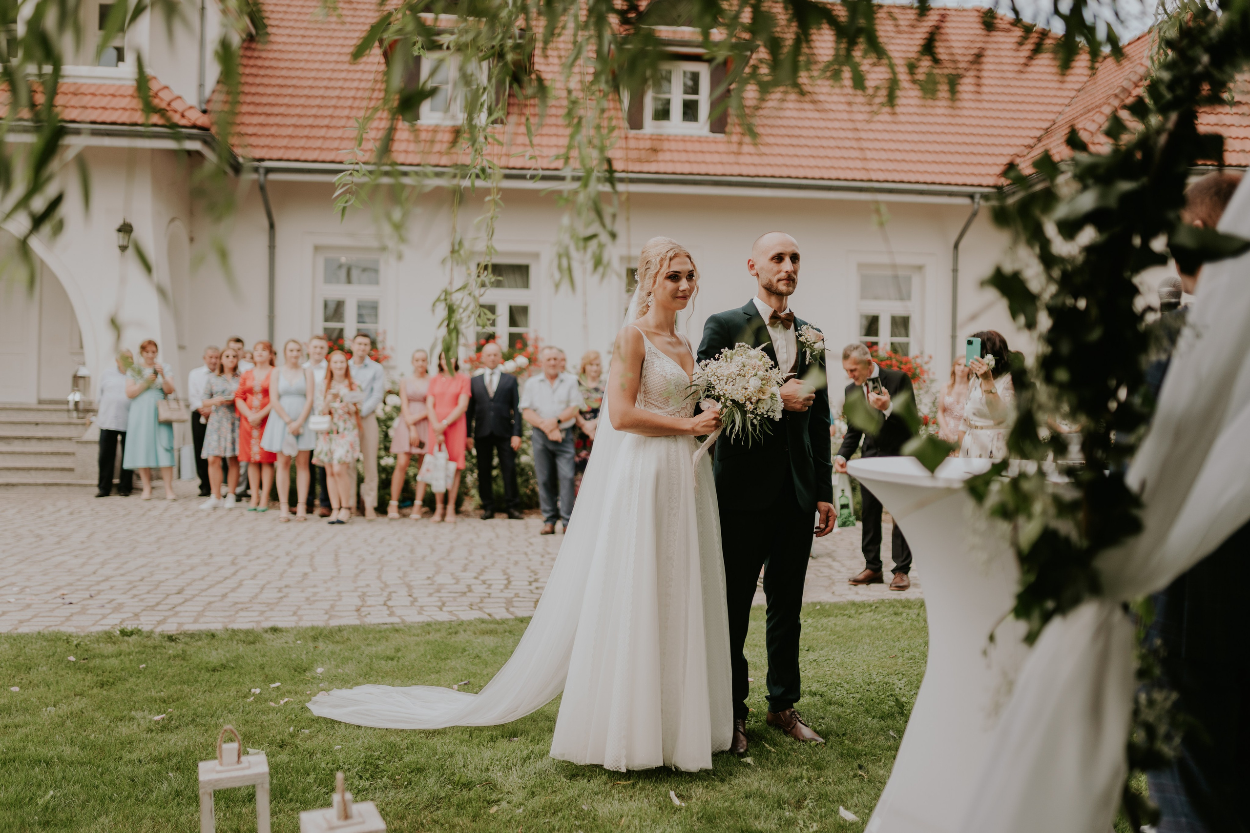 Dwór Wierzbno: plenerowy ślub pod wierzbą. Karkowskafoto - fotografia miłości