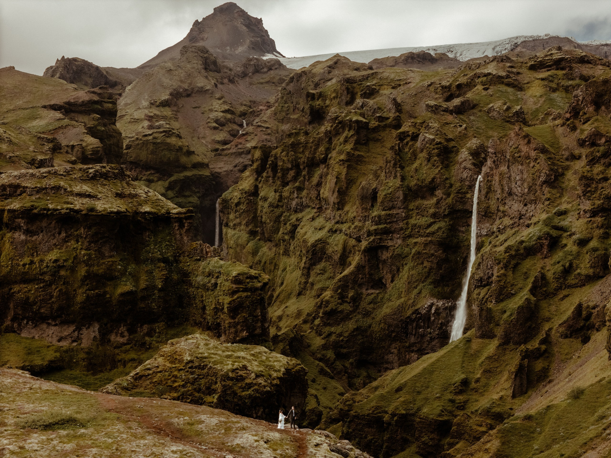 What to pack for Iceland elopement: ultimate Iceland elopement packing list. Iceland elopement photographer & videographer