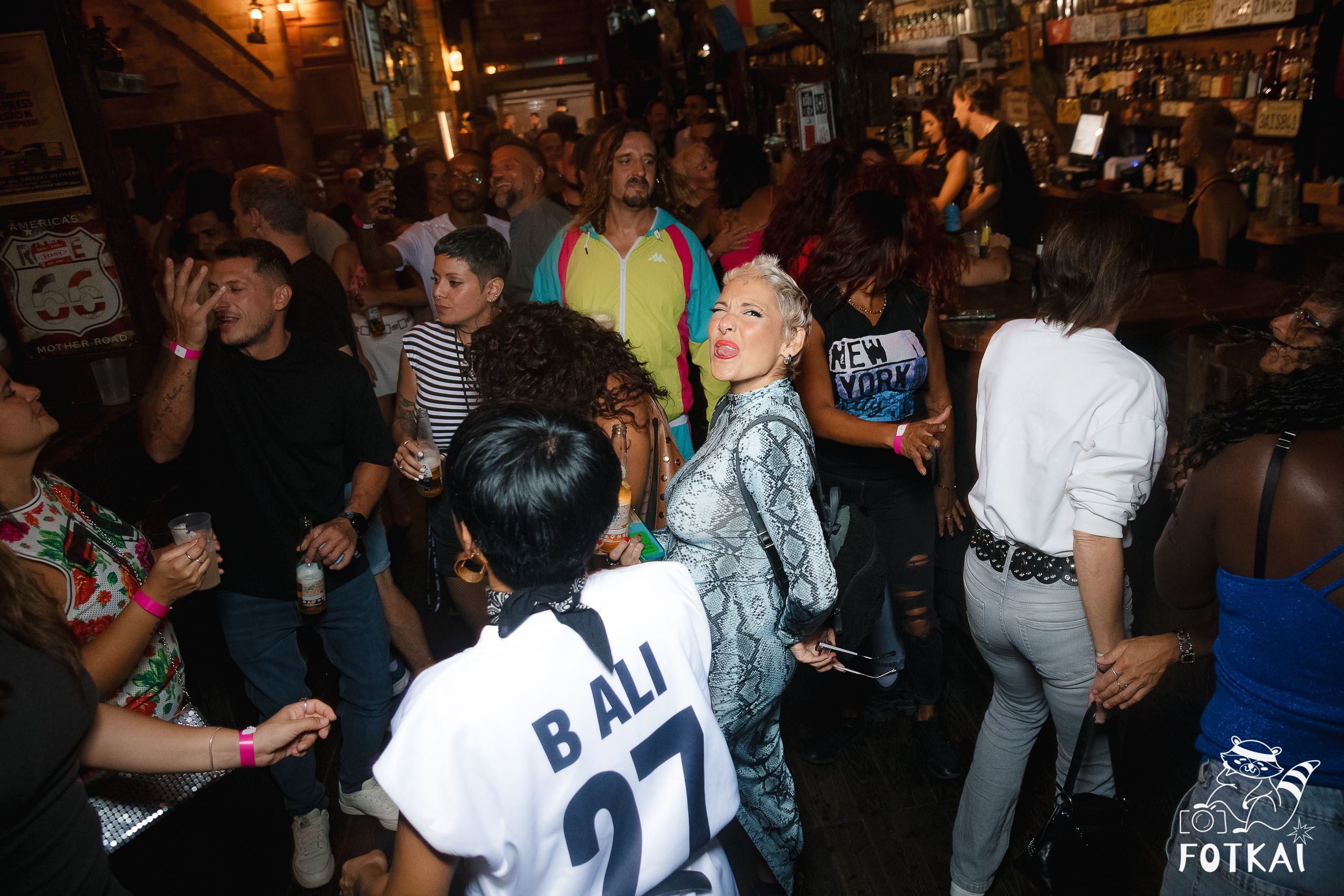 Fiesta Víspera de Festivo en El Paso Rock Bar – Hip Hop Old School | Reportaje fotográfico 08.10.2025 | FOTKAI