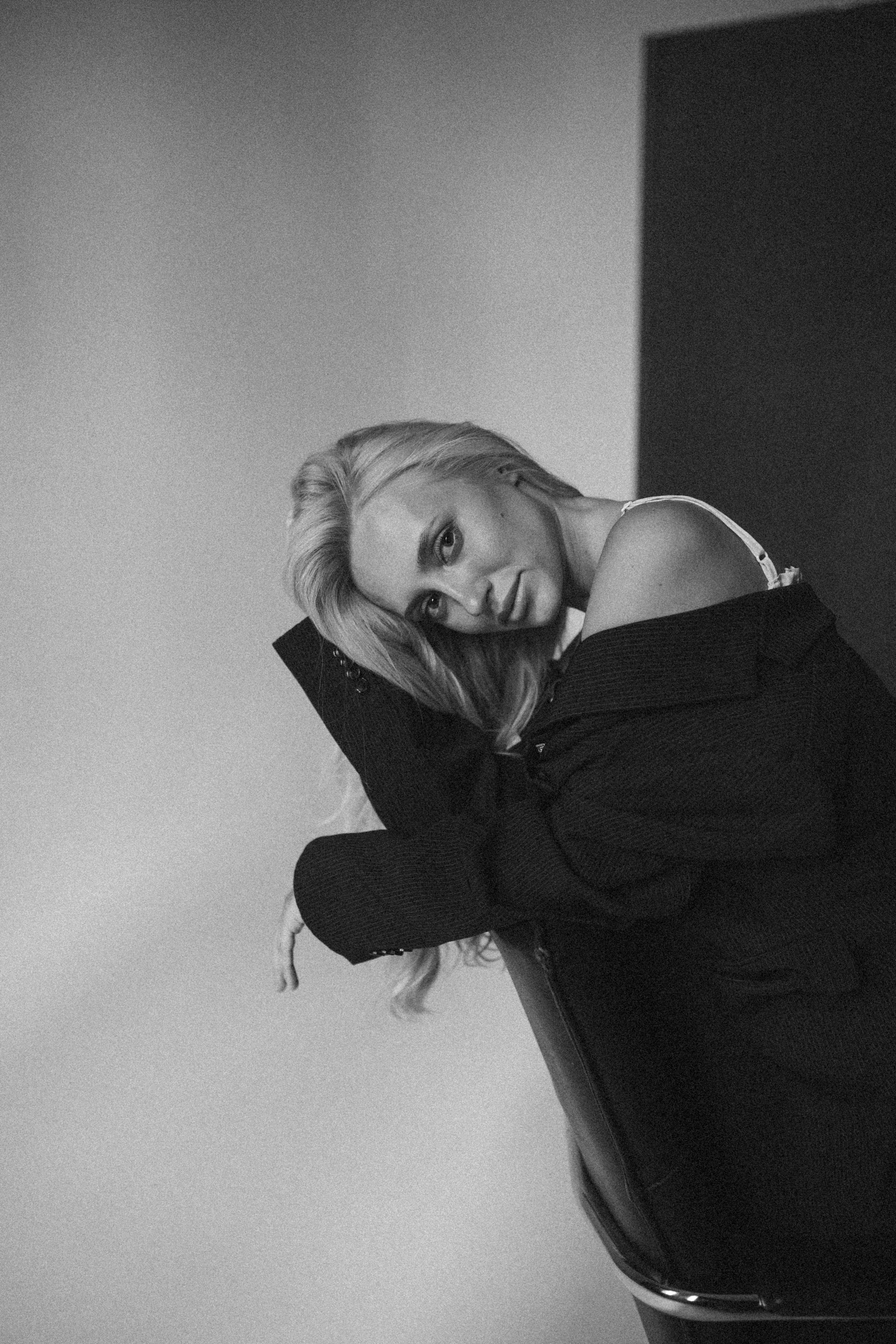 Individual photoshoot of a woman in a studio in Vilnius.