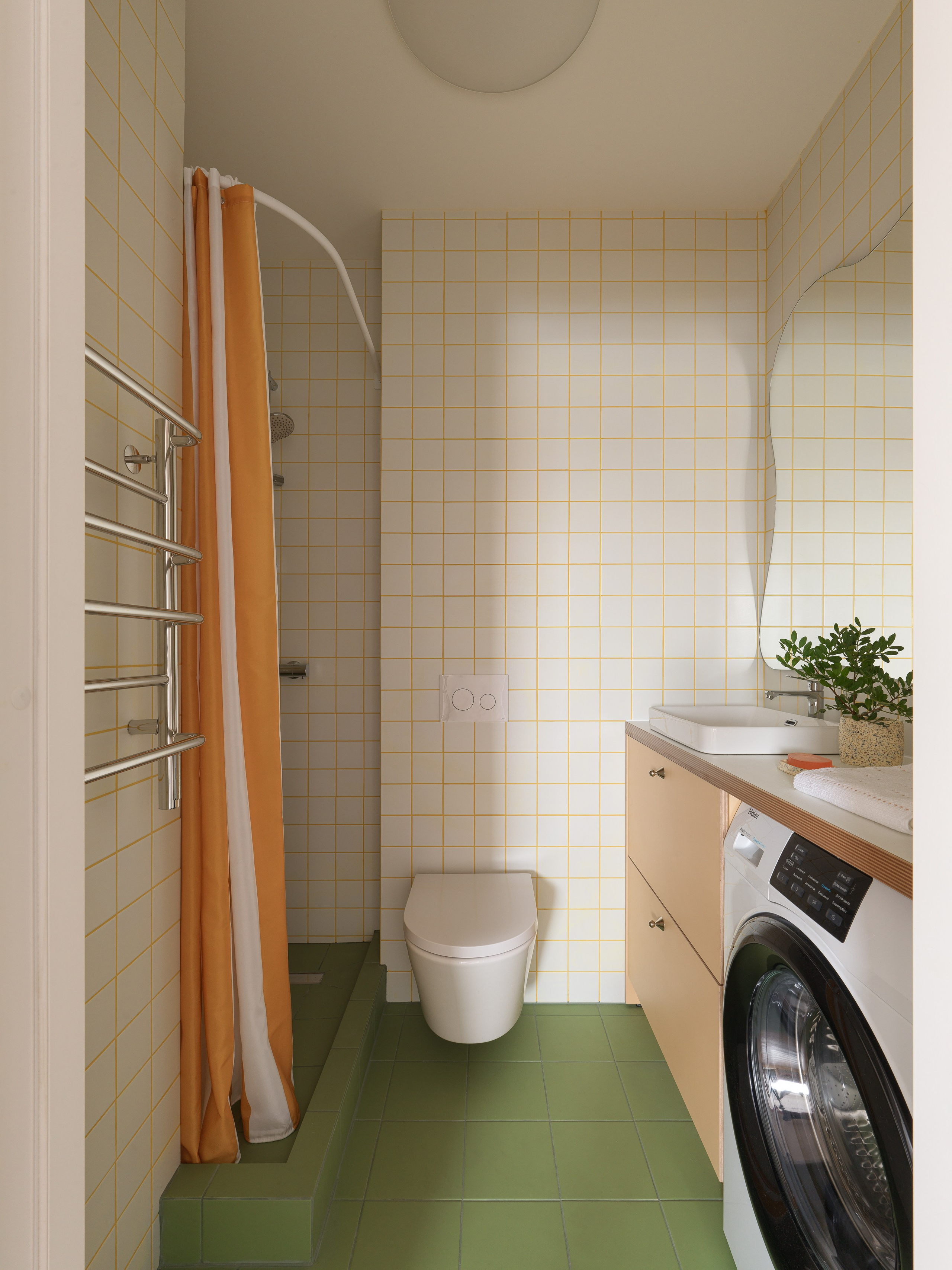 Современная ванная комната в желтых тонах
