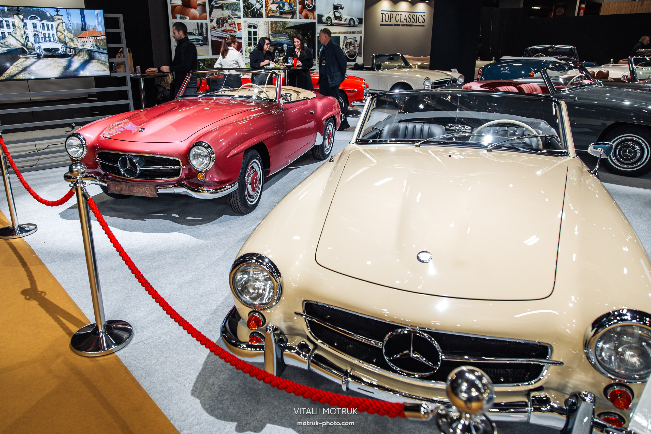Retromobile 2023. Photographe de voitures à Paris — Vitalii Motruk