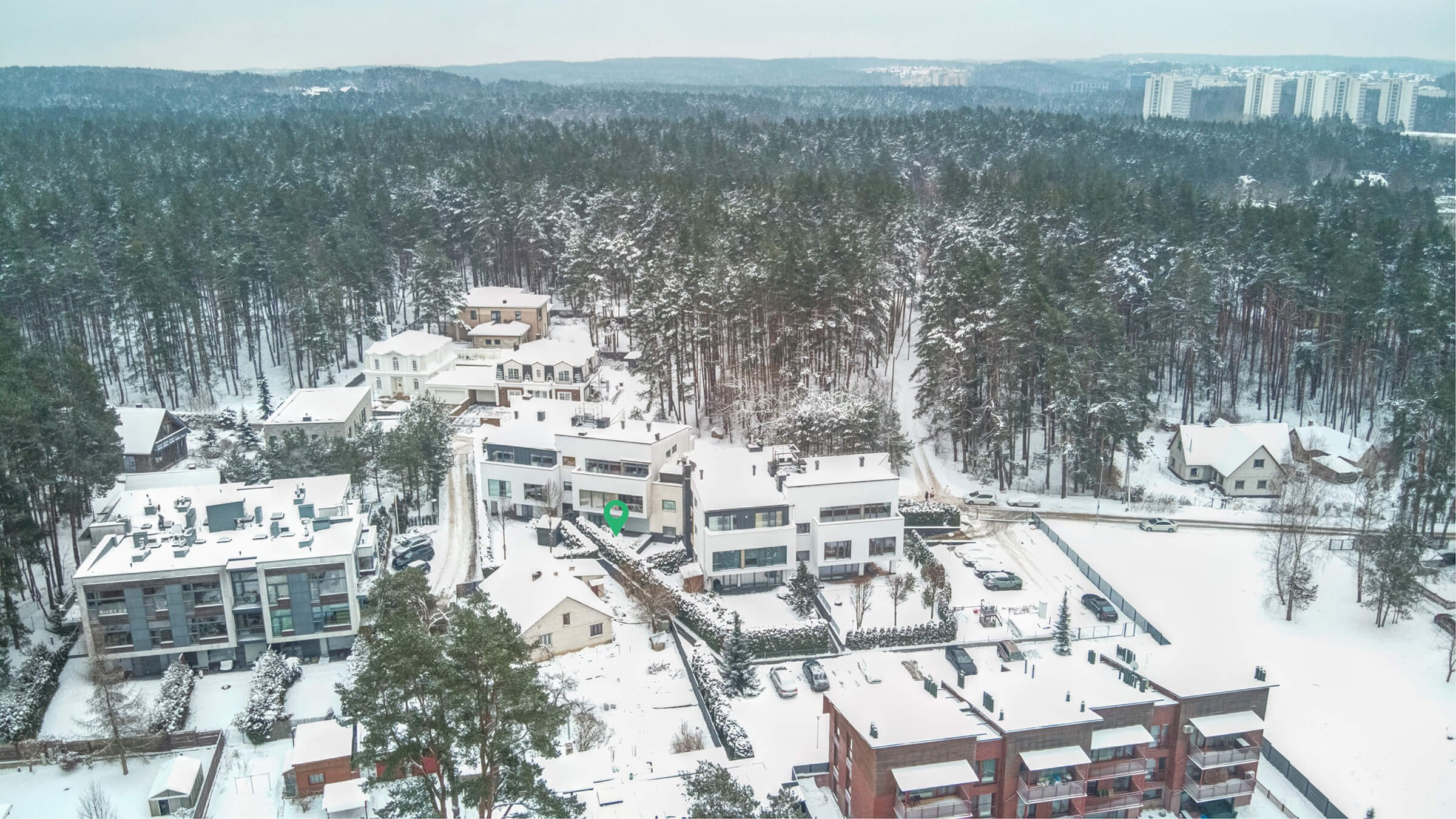4 kambarių butas Vilniuje iš paukščio skrydžio: gražus namas apsuptas miško ir gamtos grožio