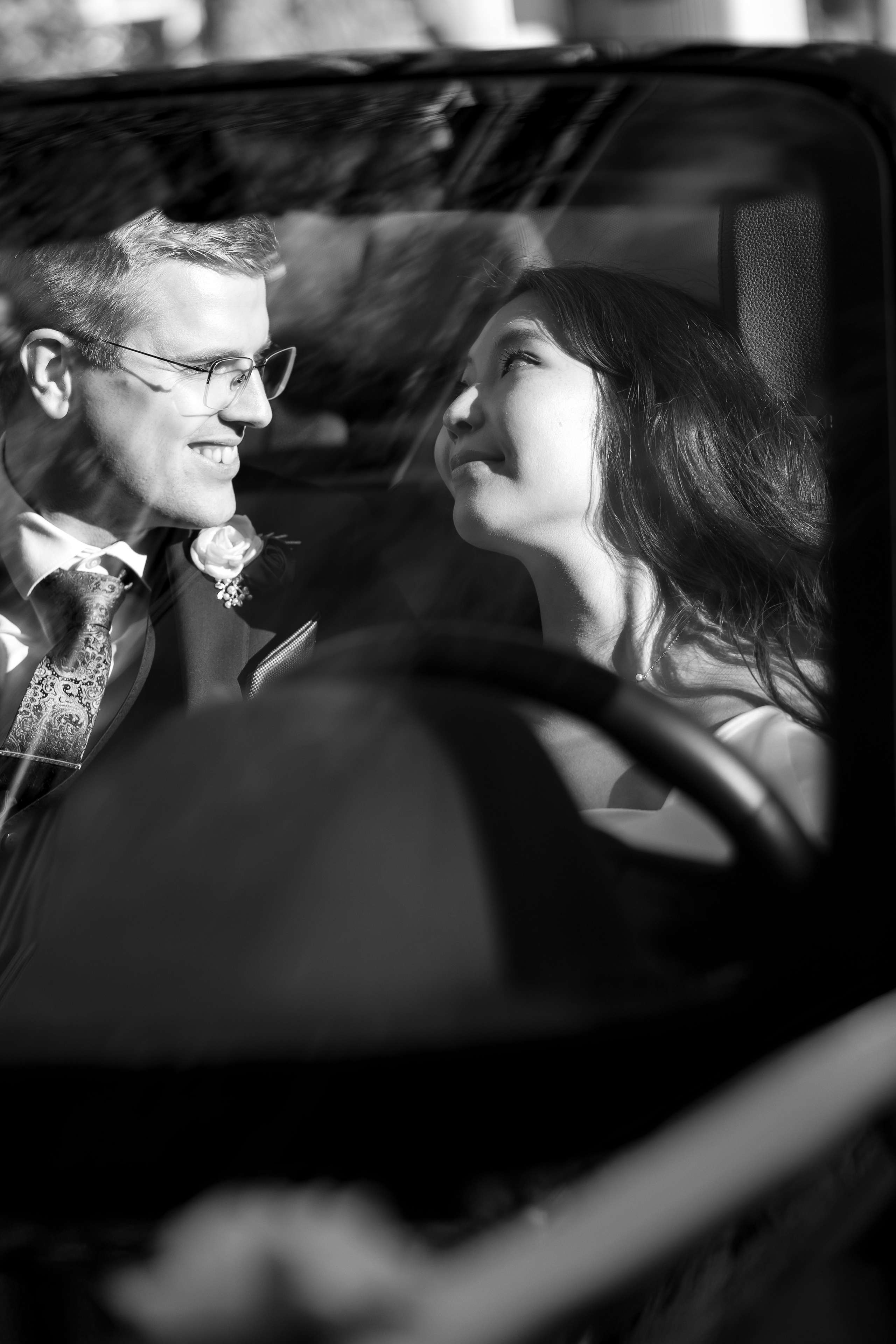 Eine intime Feier vor der großen Hochzeit: Solongo und Victor im Standesamt Spandau. Hochzeitsfotografie in Berlin Nataliia Schütze