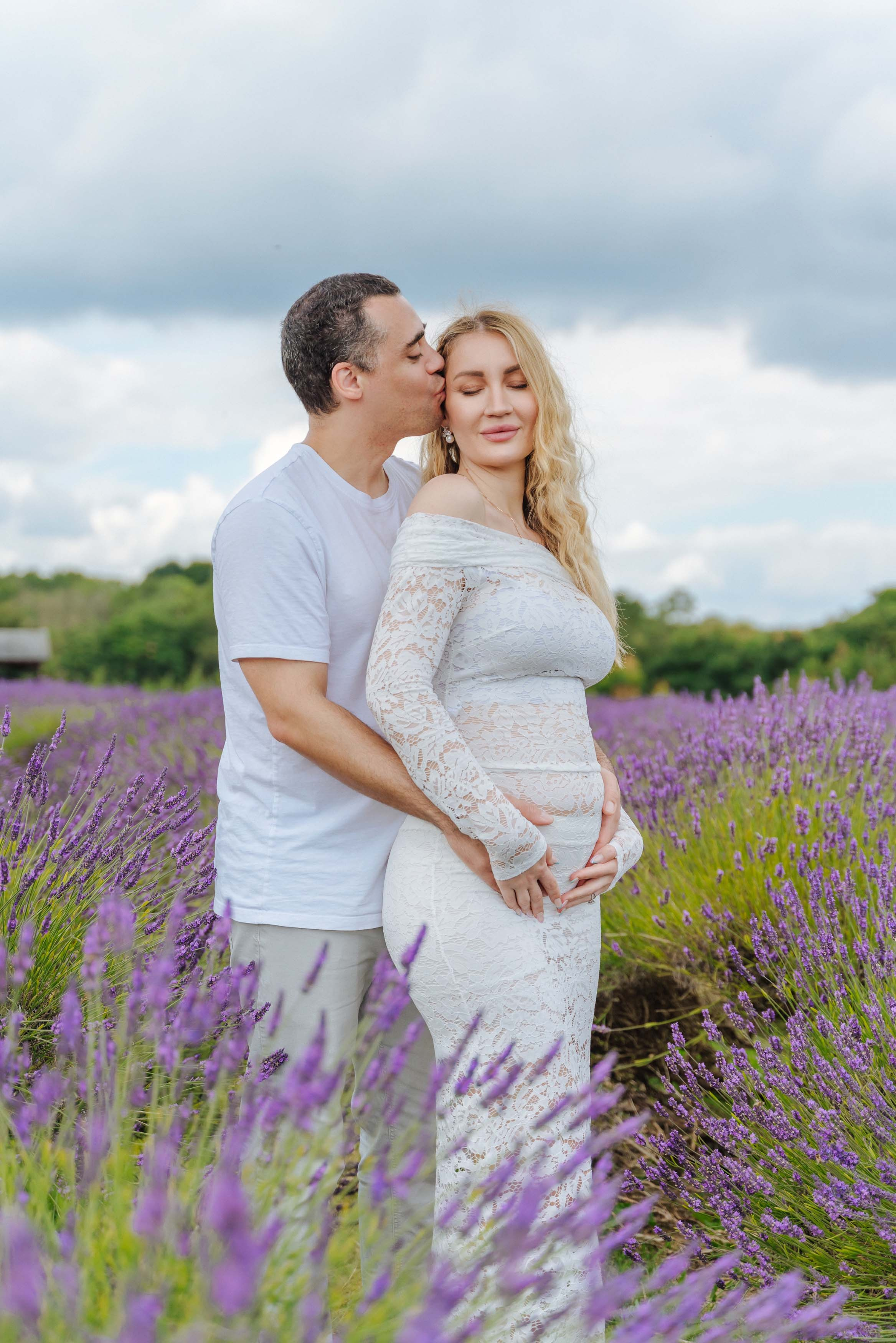pregnant photo shoot in lavender field, pregnant photo shoot in london, pregnant photo shoot in lavender farmhouse