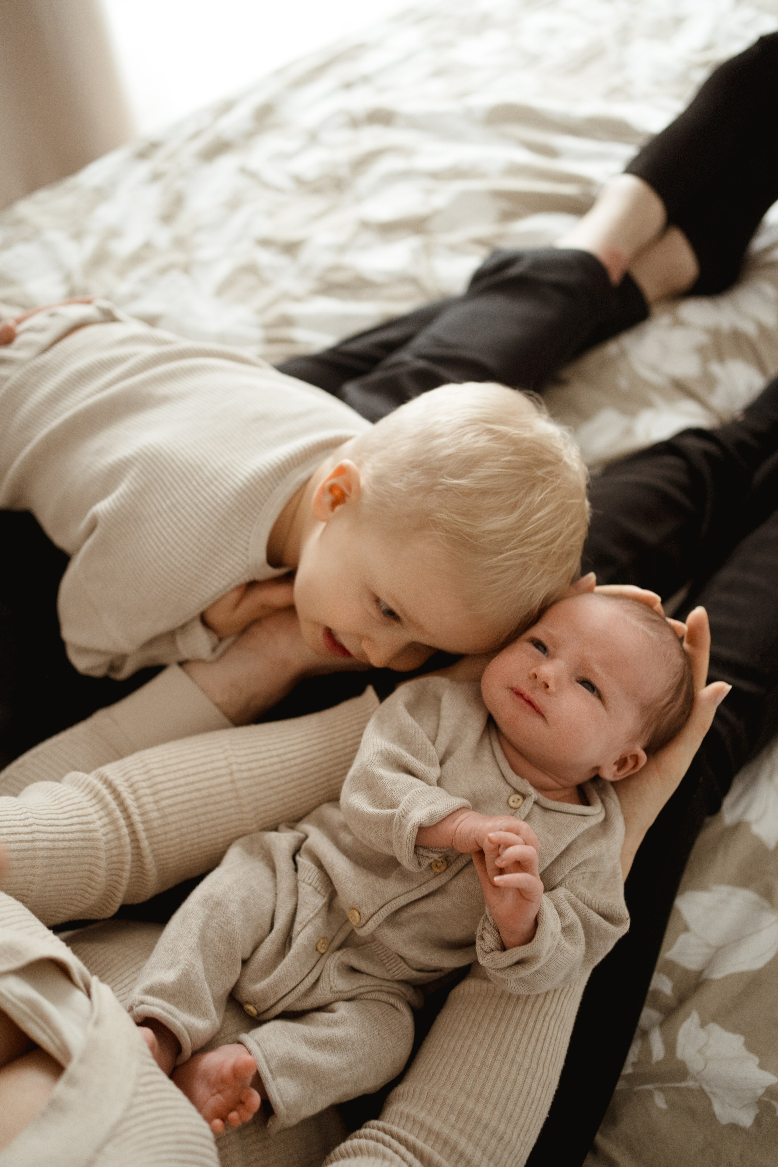 Sesja noworodkowa w domu. Fotograf Łódź - sesja ciążowa, noworodkowa, dziecięca. Studio w Łodzi