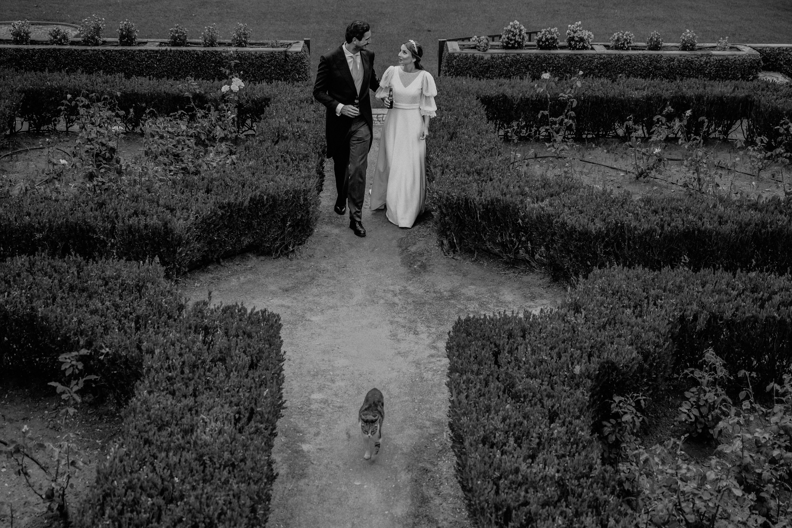 Fotógrafo de casamentos a captar momento emotivo entre os noivos Santarém Wedding photographer in Santarem capturing an emotional moment between the bride and groom during the wedding ceremony