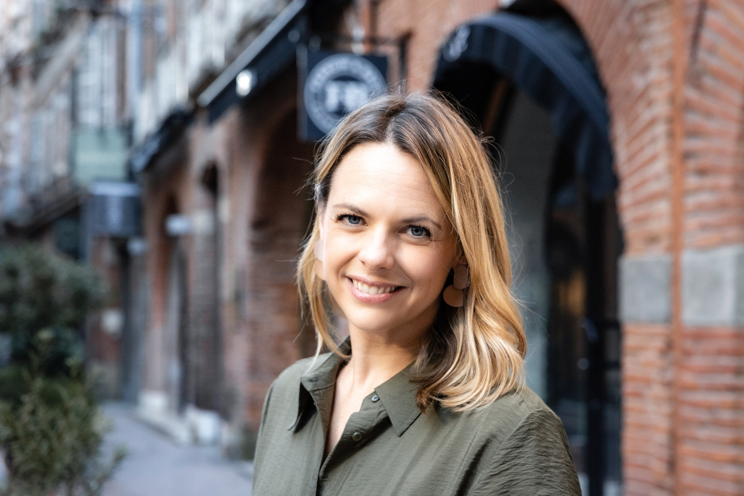 Photographie de famille lifestyle à Toulouse : une séance chaleureuse pour une famille expatriée. Eugénie Smirnova — photographe à Toulouse et dans le sud-ouest de la France